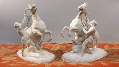 Coppia di sculture in porcellana bisquit raffiguranti i dioscuri