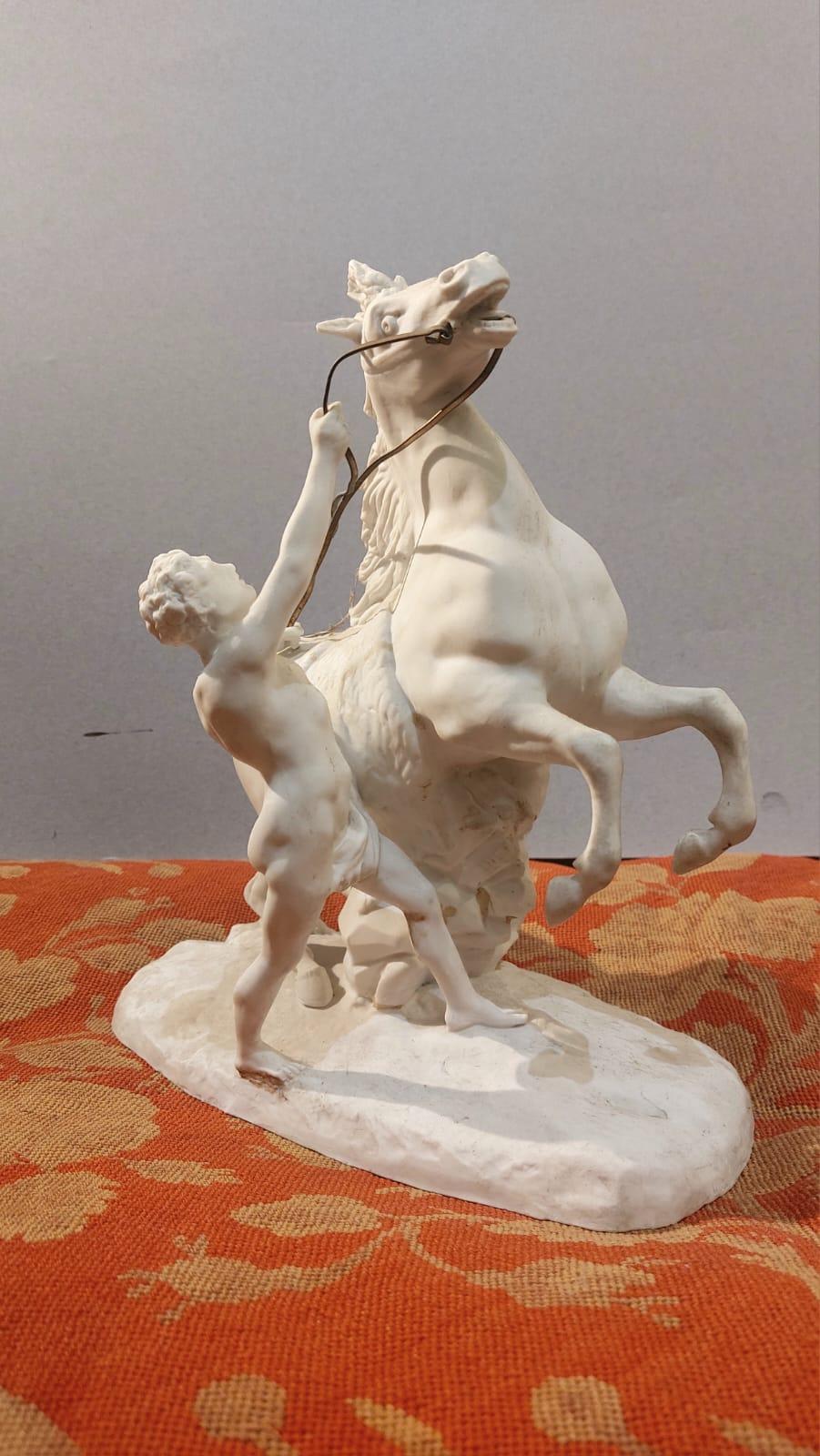 Pareja de esculturas de porcelana bizcochada que representan dioscuros Italian en venta