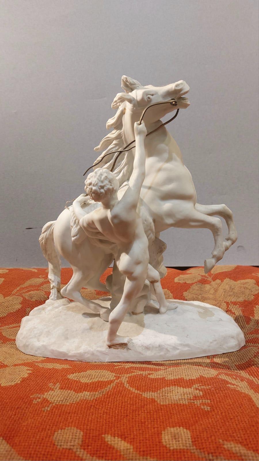 Pareja de esculturas de porcelana bizcochada que representan dioscuros Hecho a mano en venta