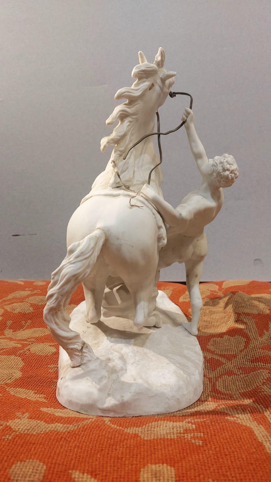 Pareja de esculturas de porcelana bizcochada que representan dioscuros en Bueno estado para la venta en Milano, IT
