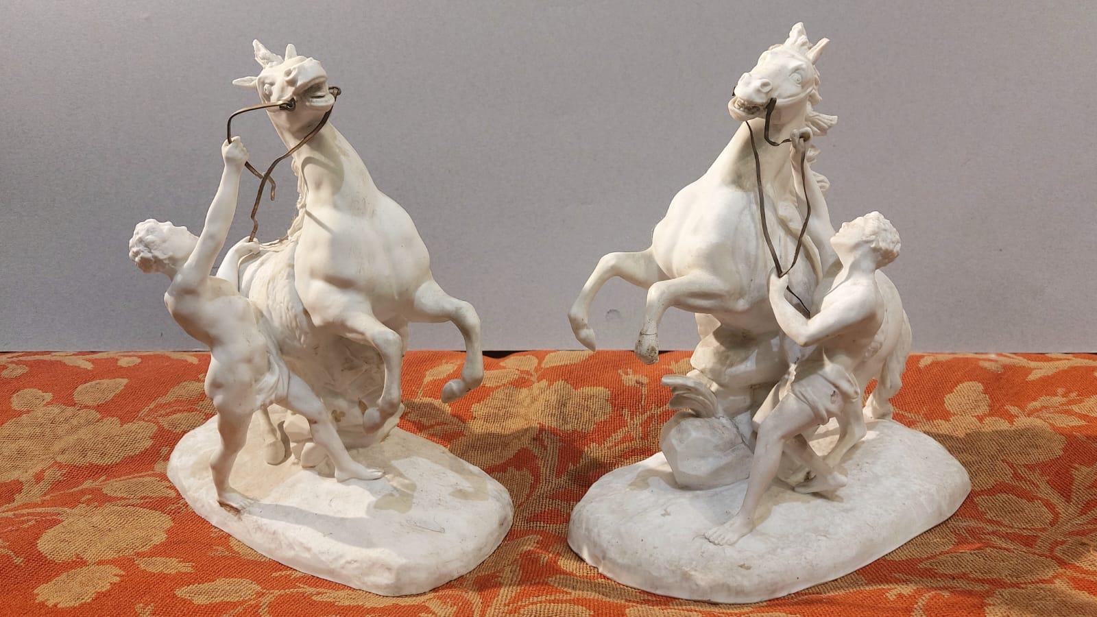 Pareja de esculturas de porcelana bizcochada que representan dioscuros 19th Century en venta