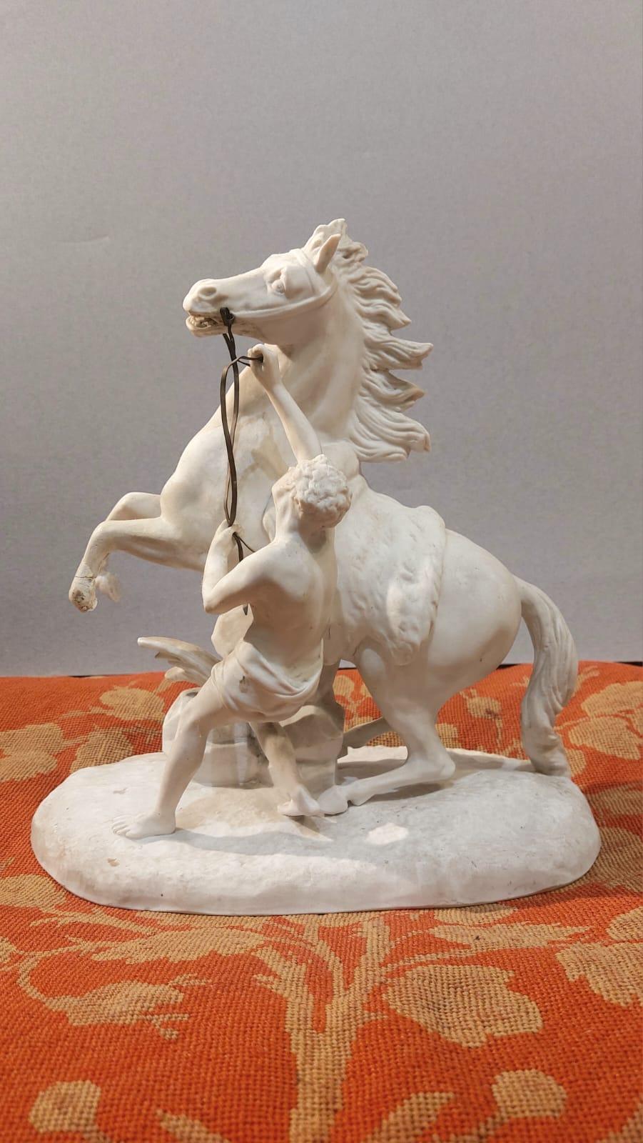 Pareja de esculturas de porcelana bizcochada que representan dioscuros en venta 1