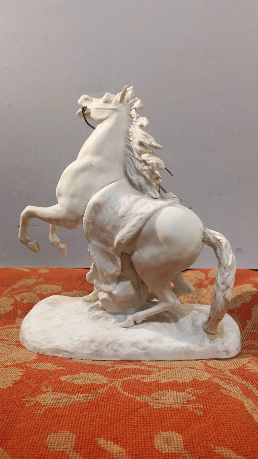 Pareja de esculturas de porcelana bizcochada que representan dioscuros en venta 2