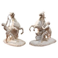Pareja de esculturas de porcelana bizcochada que representan dioscuros