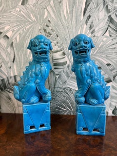 Paire de sculptures en porcelaine de Chine Fo dogs mid-century Couleur turquoise