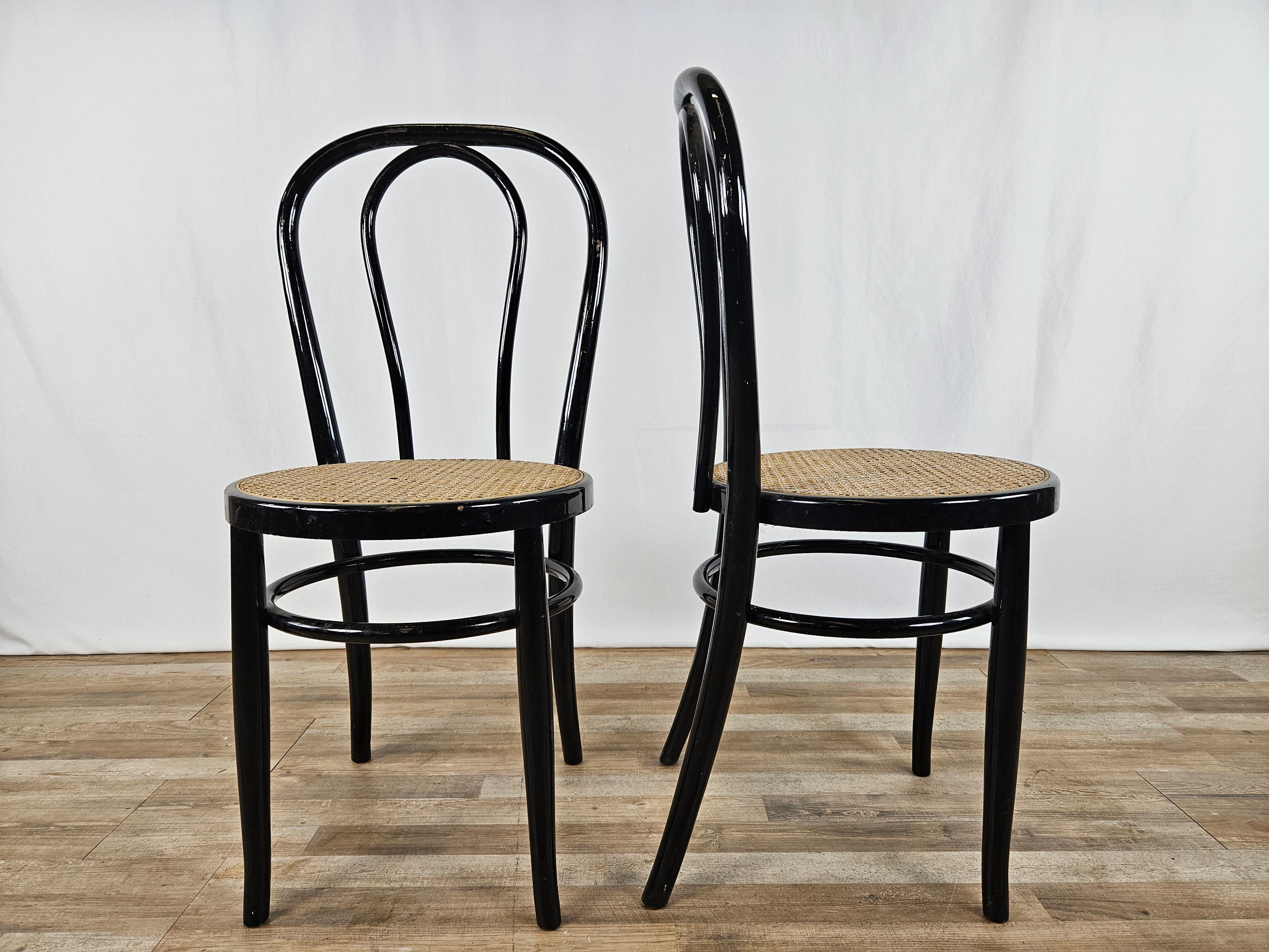 Paire de chaises en bois laqué noir avec assise en paille de Vienne.

Idéal pour les cuisines, les bureaux, les salons ou comme éléments de mobilier.

Signes normaux dus à l'âge et à l'utilisation.