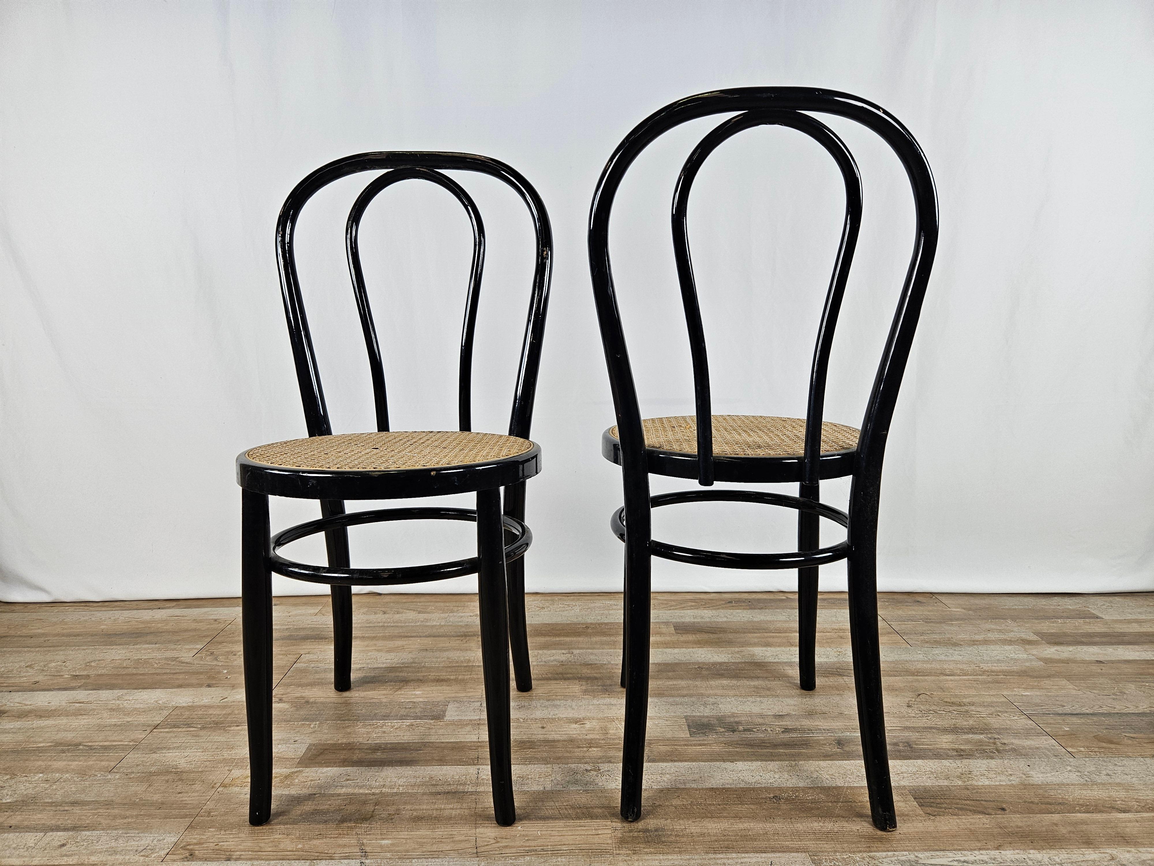 Mid-Century Modern Paire de chaises des années 1970 en bois laqué noir avec assise en paille de Vienne