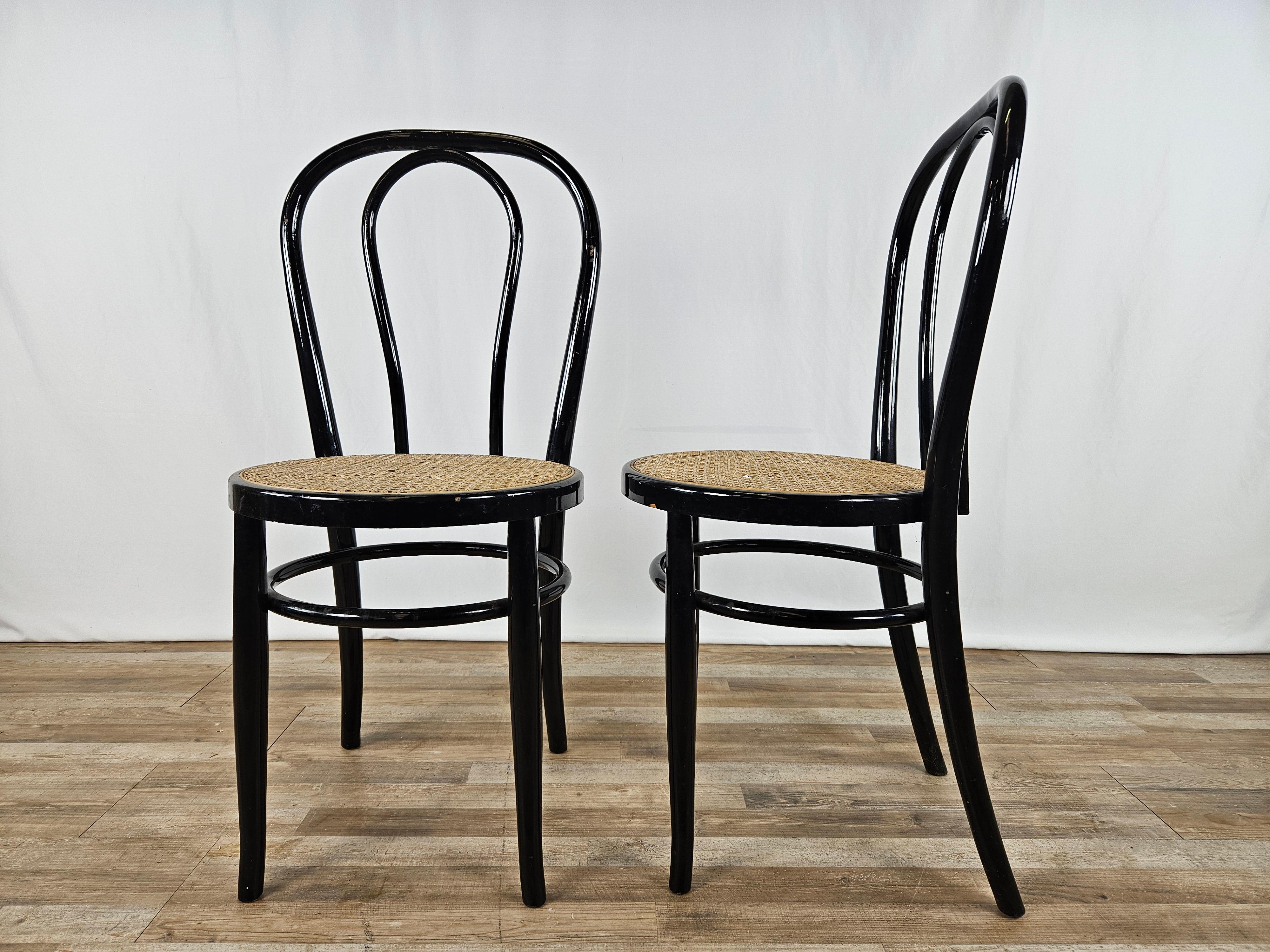 italien Paire de chaises des années 1970 en bois laqué noir avec assise en paille de Vienne
