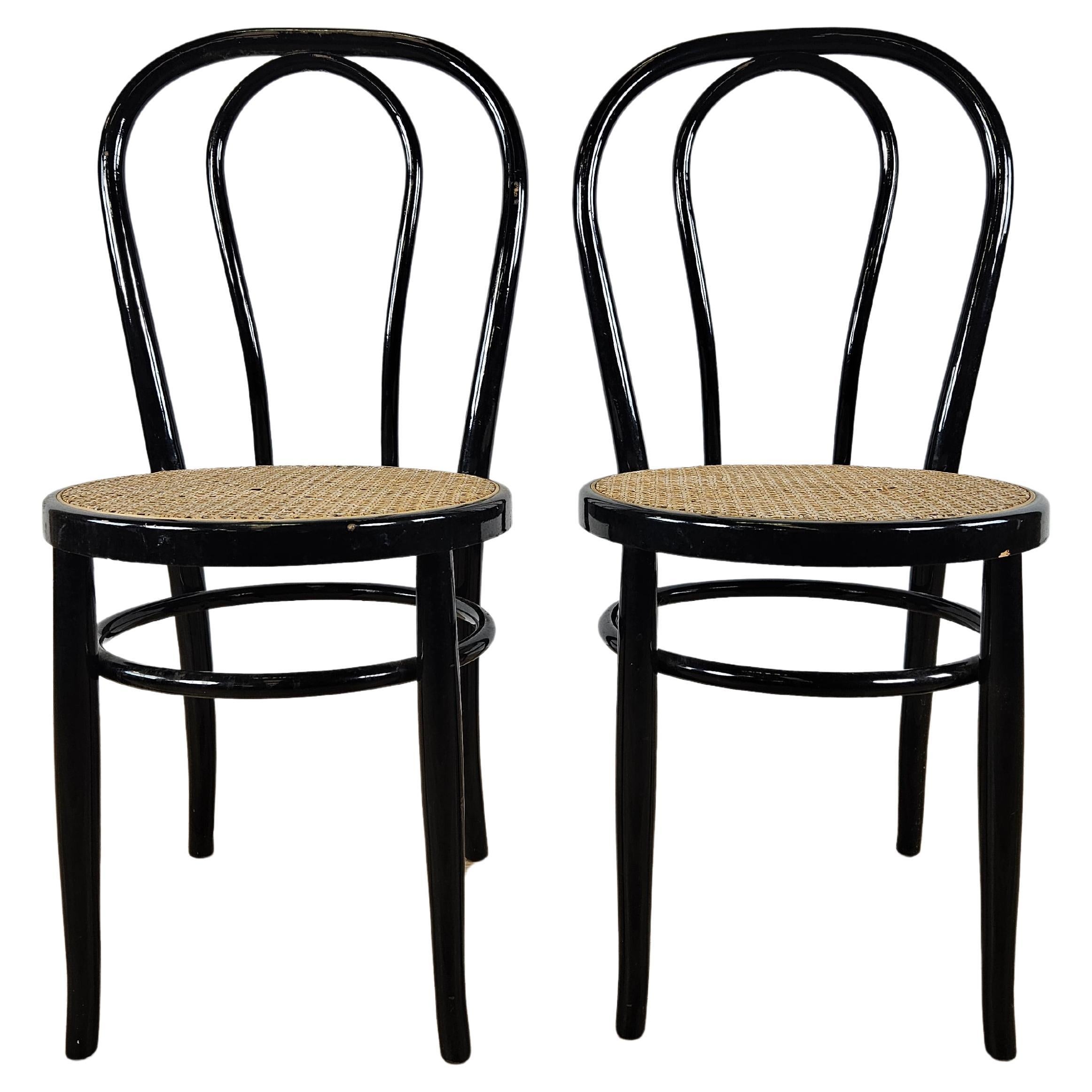 Paire de chaises des années 1970 en bois laqué noir avec assise en paille de Vienne