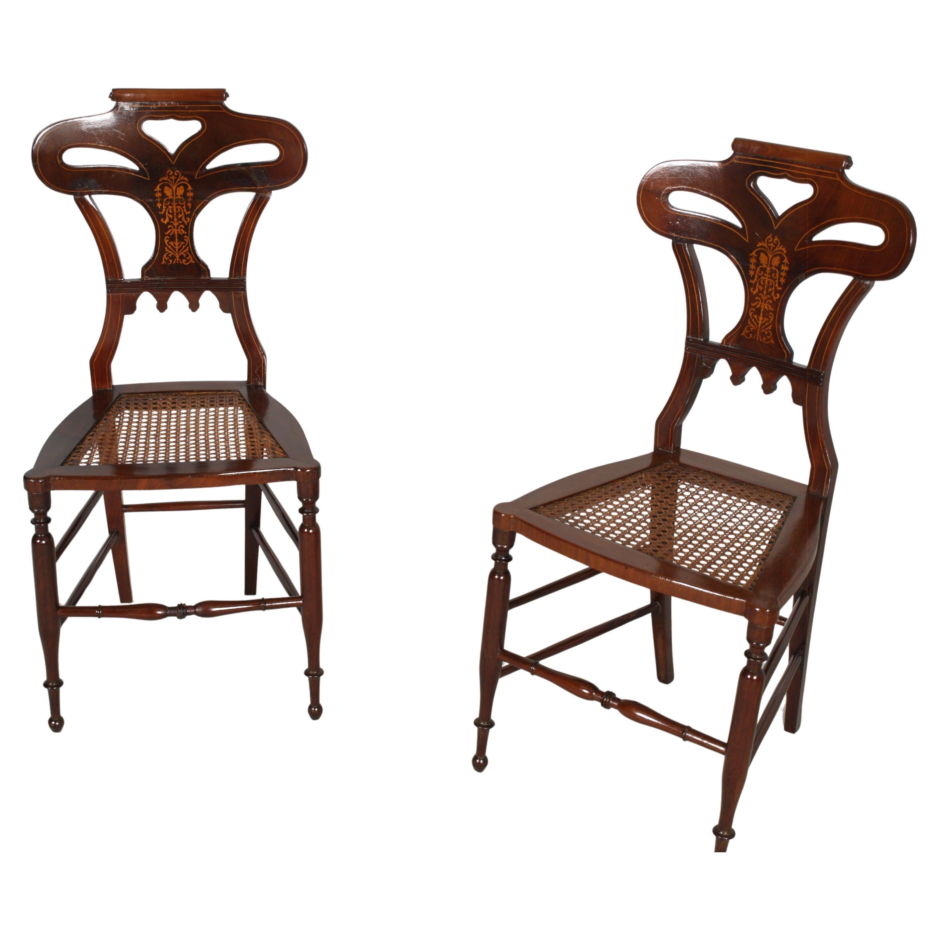 Pareja de sillas Art Nouveau de nogal grabadas y talladas, Wiener Werkstätte en venta