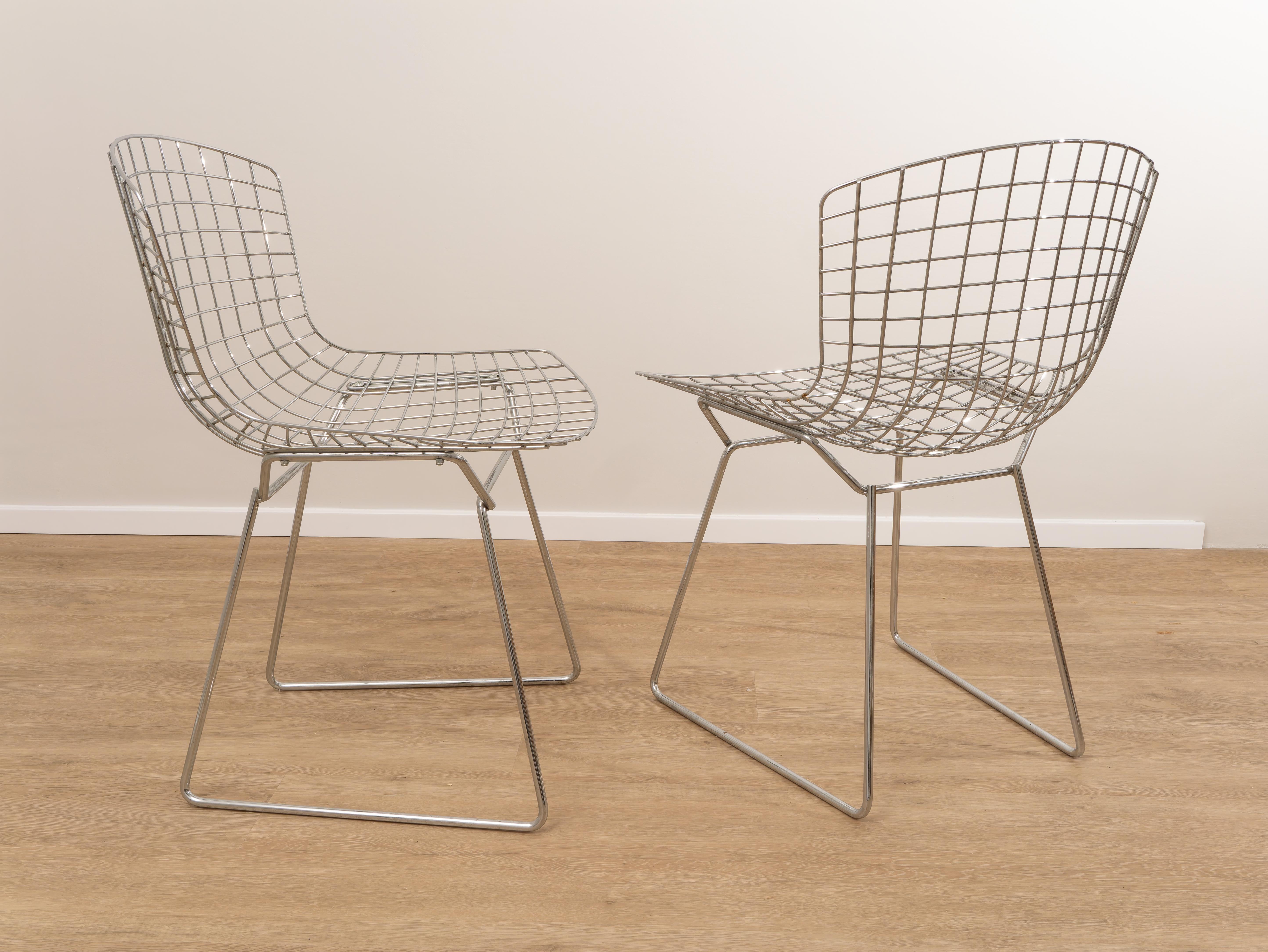 Pareja de sillas Bertoia en acero cromado por Harry Bertoia para Knoll, Made in Italy, 1970s. 
Pareja de sillas Bertoia en acero cromado realizadas en los años 70 por Harry Bertoia para Knoll. Están en excelentes condiciones. Presentan ligeras
