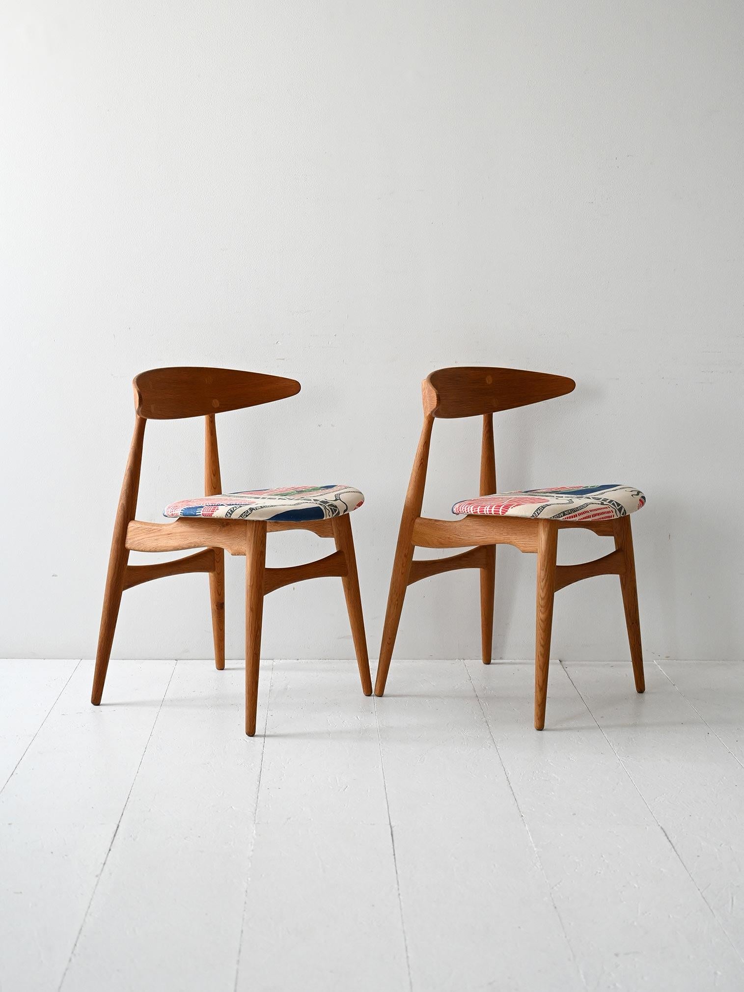 Scandinavian Modern Pair of CH33 Hans Wegner Chairs For Sale