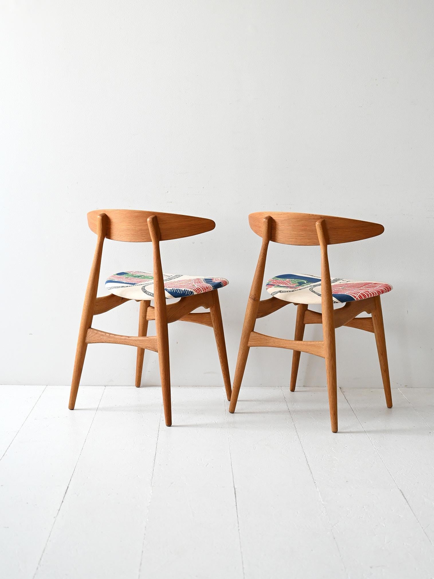 Pair of CH33 Hans Wegner Chairs In Good Condition For Sale In Brescia, IT
