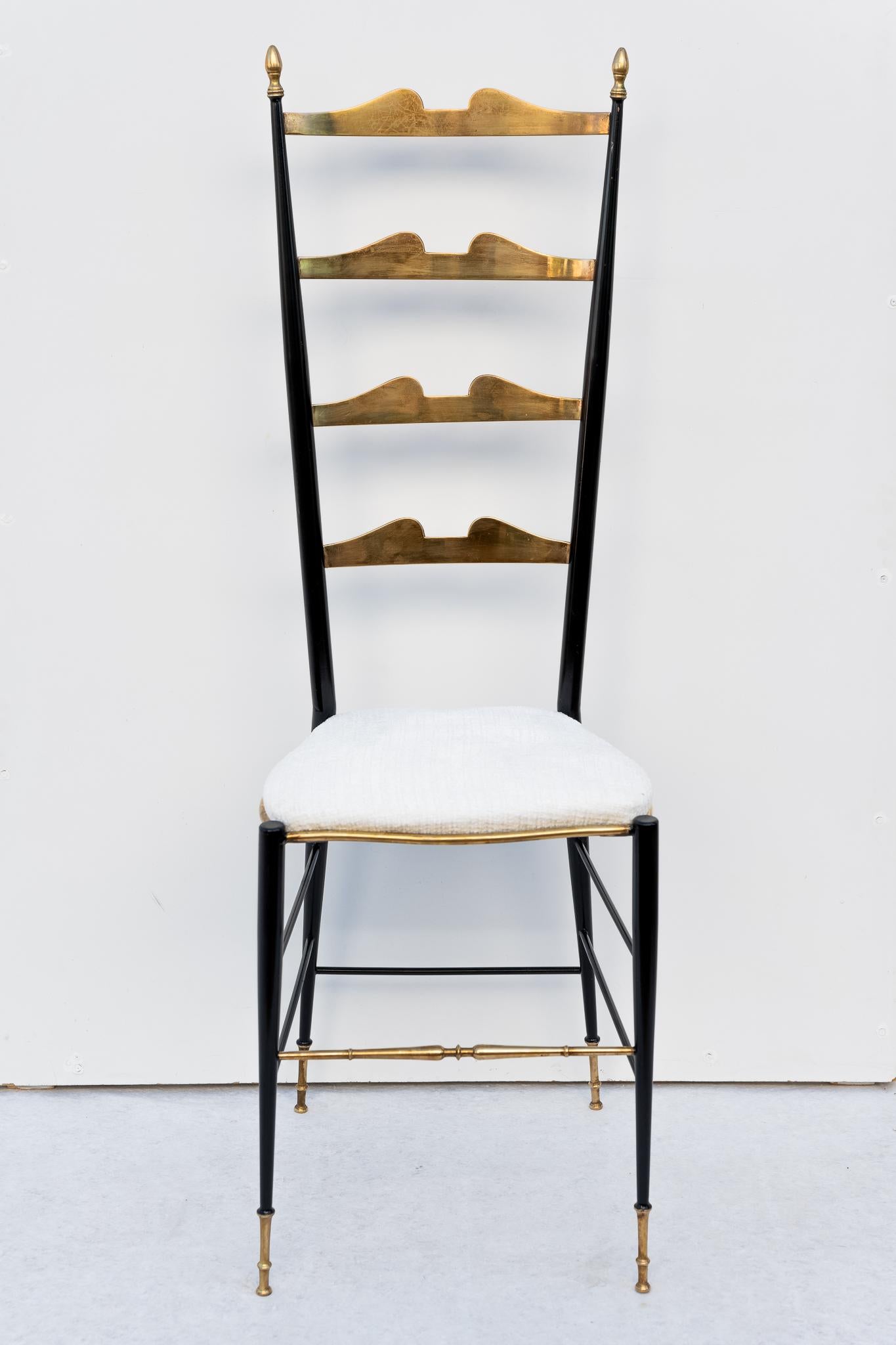 Ein Paar Chiavarine-Stühle aus Messing und Metall, 1950er Jahre, Made in Italy.
Paar Chiavarine Stühle mit schwarz lackiertem Metallgestell mit Rückenlehnenschwellen und Messingfüßen. Der Sitz wurde mit neuem Bouclé gepolstert. Der Zustand ist