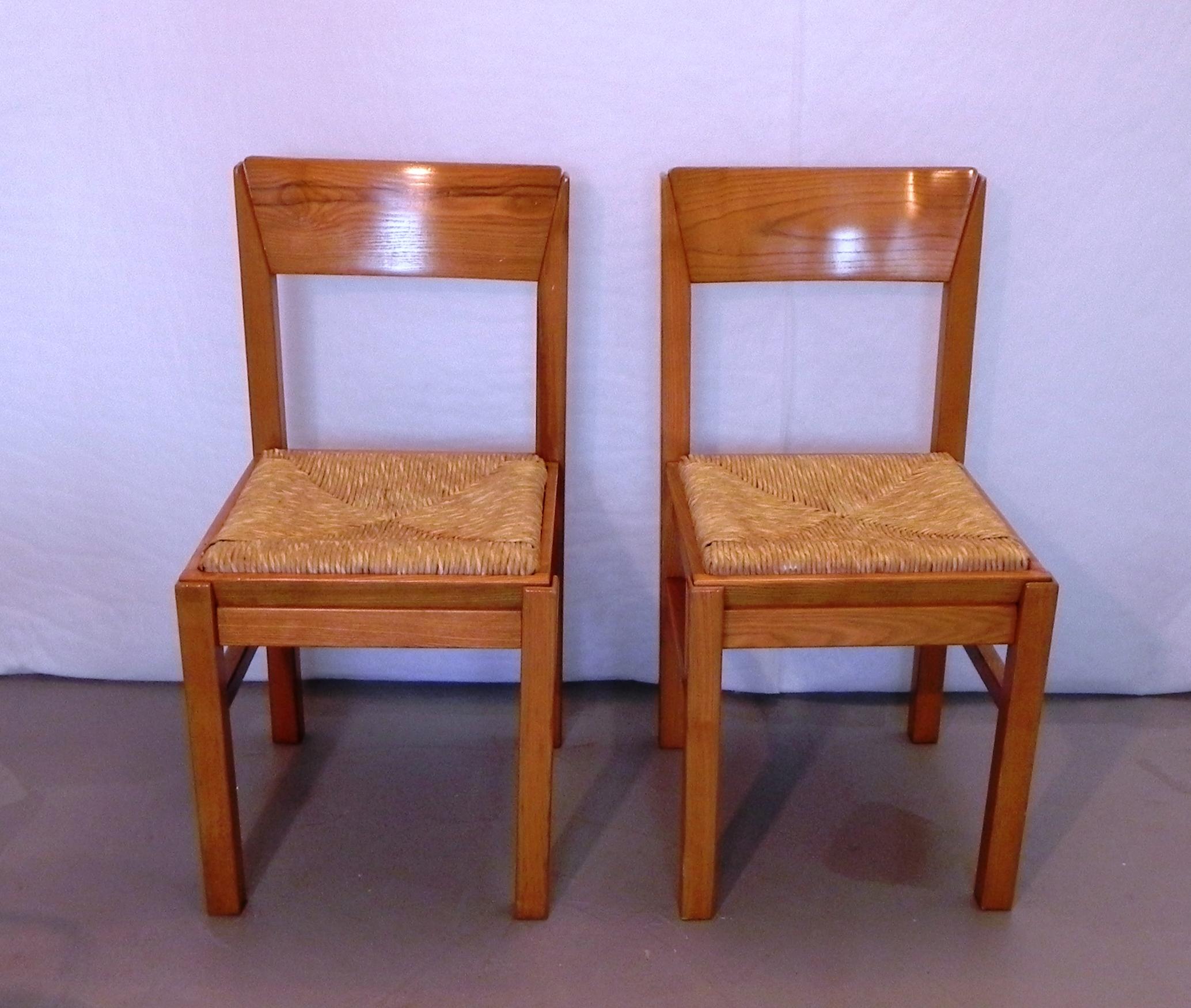 2 Sedie da cucina anni 80, di Arclinea, in legno di tiglio massiccio. particolarmente curate negli incastri e nelle finiture, con sagomature inedite. Fanno parte di una serie di sedie per tavolo da cucina. Il fusto è ben tenuto, la rafia mostra i