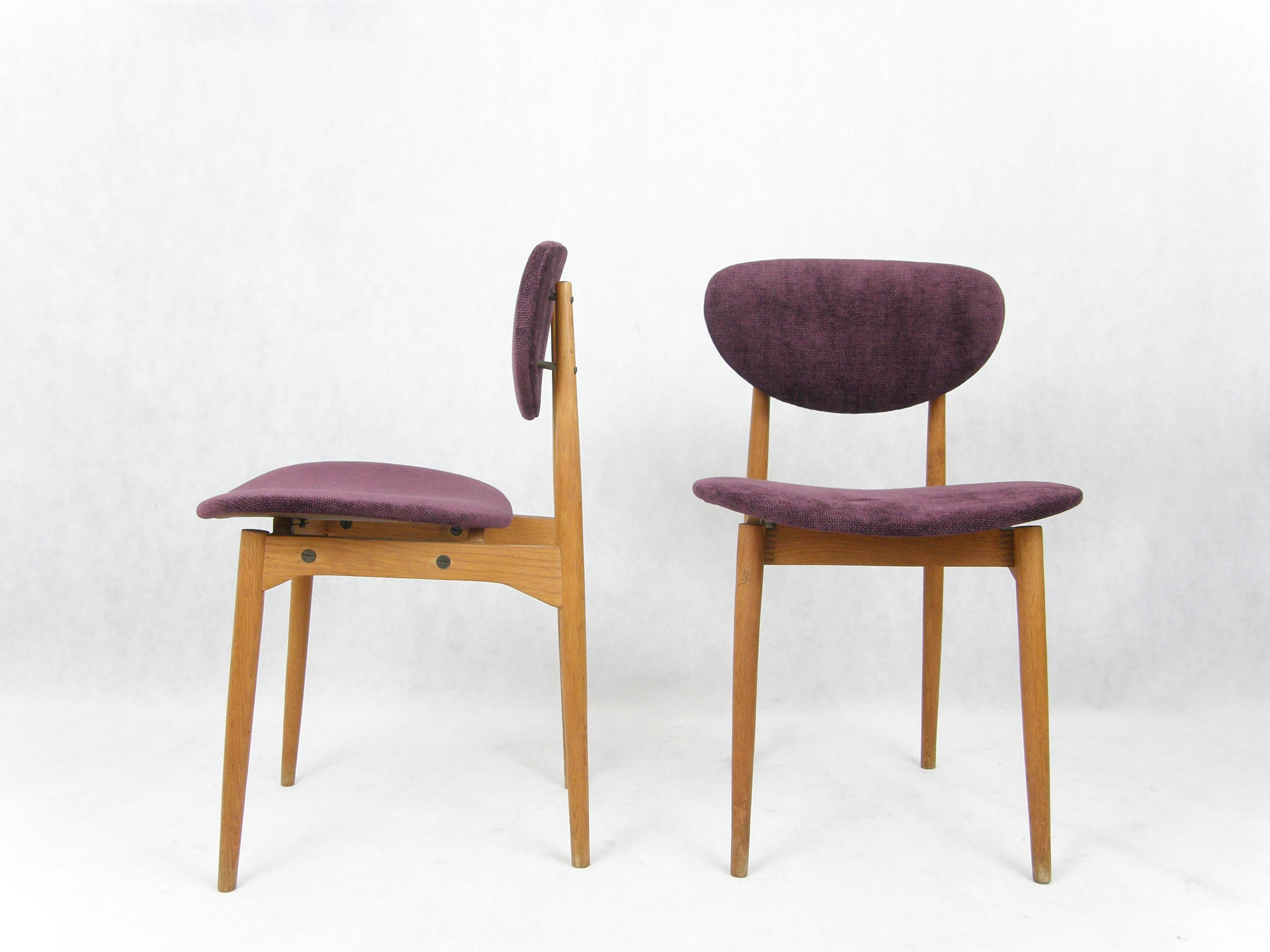 Pair of Italian-made dining or bedroom chairs from the 1950s.
Ritapezzate in purple chenille.

In excellent condition, solid and sturdy.
