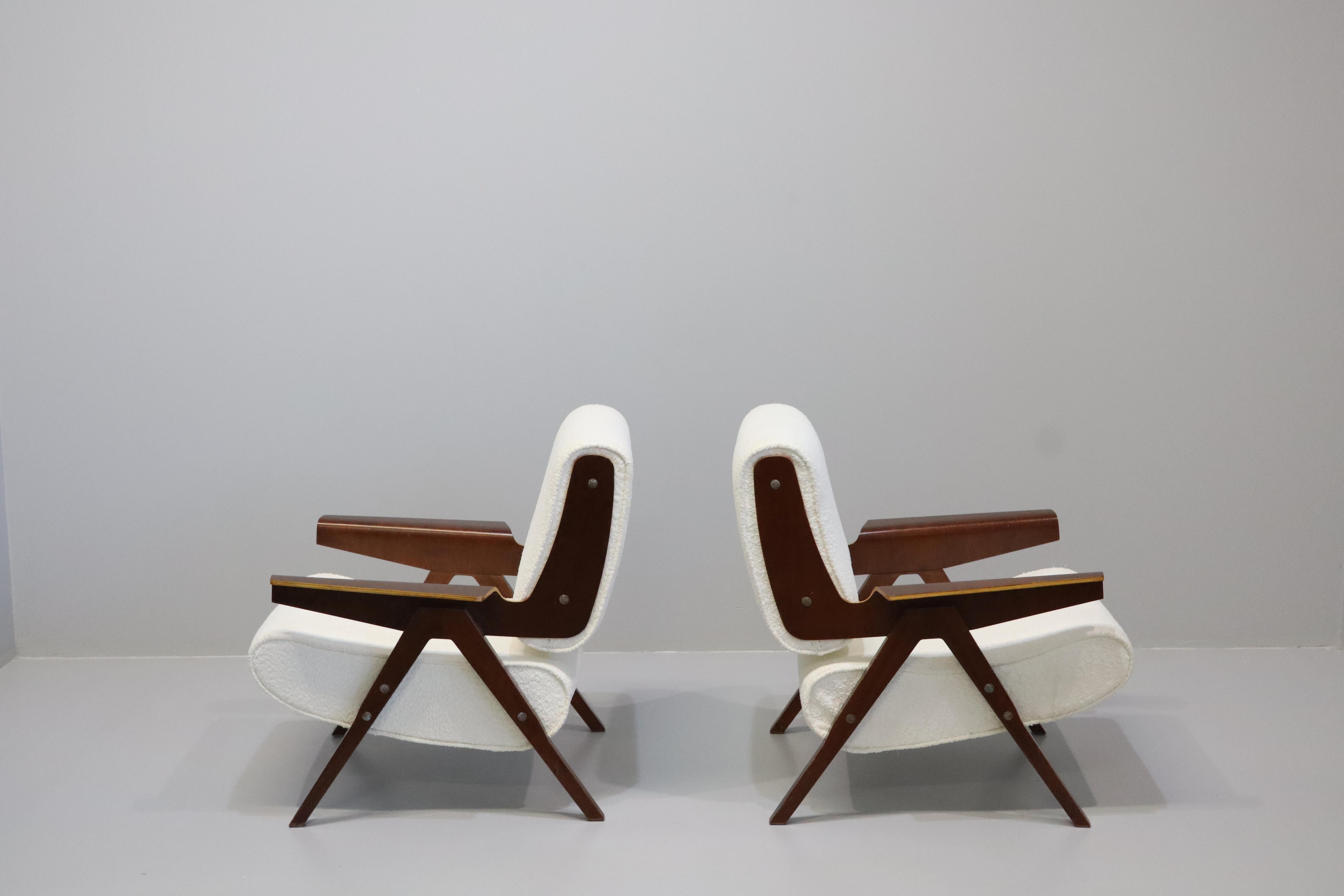 Incredible pair of model 831 chairs by Gianfranco Frattini for Cassina, 1950s. 
These model chairs are exceptionally rare. 
The fantastic design by renowned Italian designer Gianfranco Frattini shows its iconic features in the angular mahogany