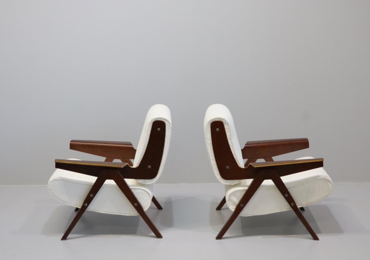 Increíble coppia di sedie modello 831 di Gianfranco Frattini per Cassina, anni Cinquanta. 
Estos modelos de sedas son eccezionalmente rari. 
El fantástico diseño del famoso diseñador italiano Gianfranco Frattini muestra sus características icónicas