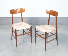 Paire de chaises de design italien des années 40 en bois massif