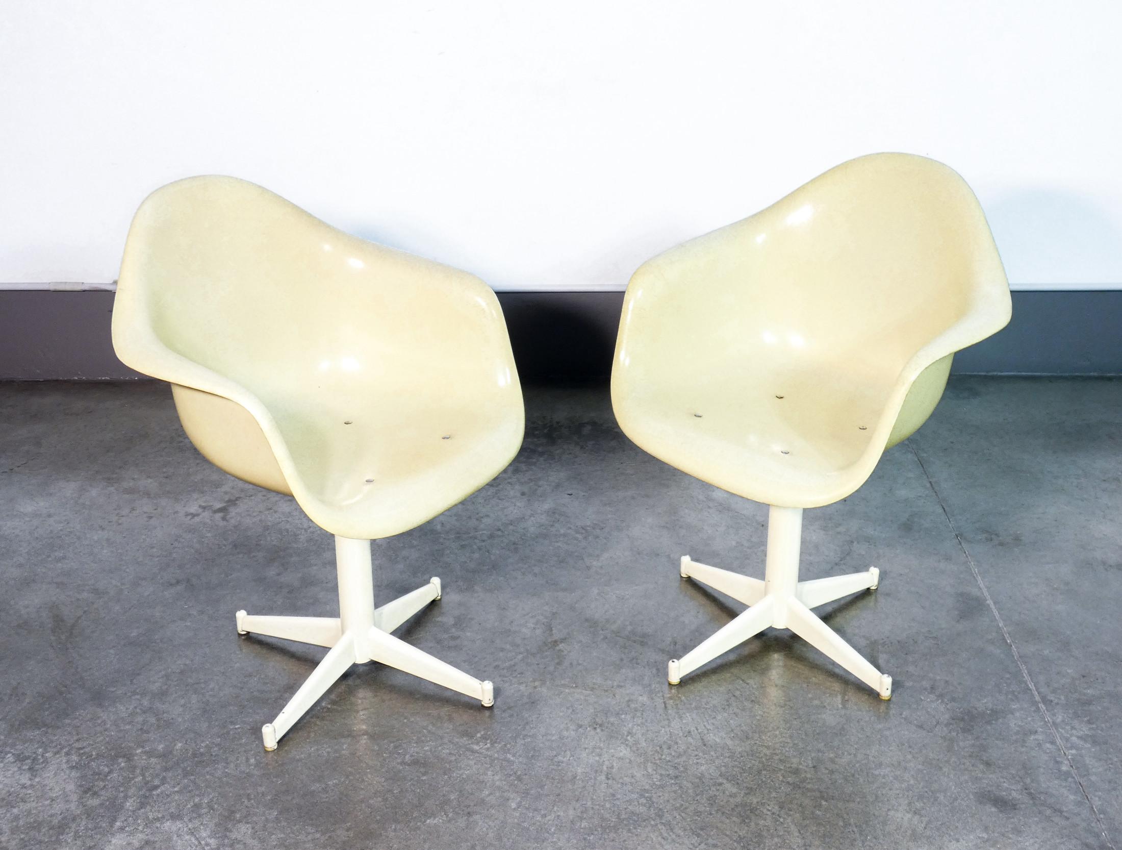 Paire de chaises
pivotant, design Charles
et Ray EAMES
pour Herman MILLER.

PÉRIODE
1960s

CONCEPTEUR
Charles et Ray EAMES
pour Herman MILLER

MATÉRIAUX
Fibre de verre et métal

DIMENSIONS
Hauteur : 86 cm
Largeur : 65 cm
Profondeur : 58 cm
Assise :