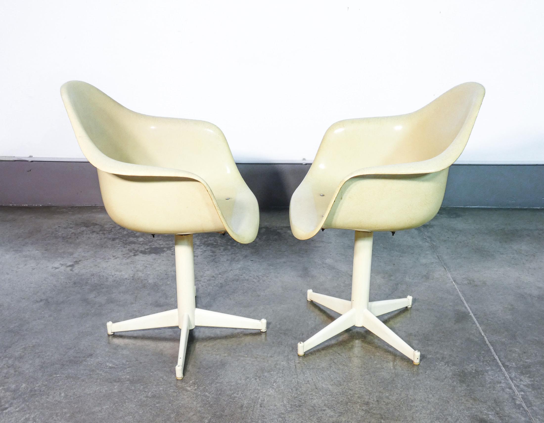 Italian Paire de chaises pivotantes, design Charles et Ray EAMES pour Herman MILLER. 1960s en vente