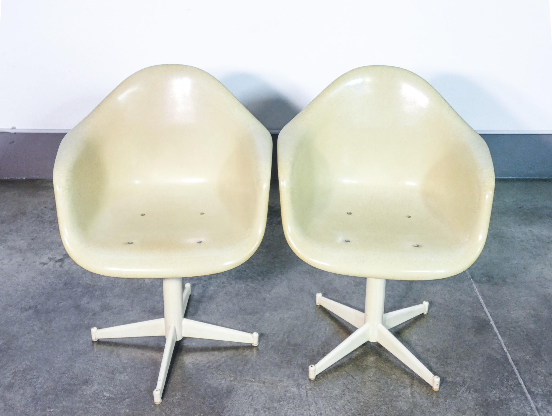 Mid-20th Century Paire de chaises pivotantes, design Charles et Ray EAMES pour Herman MILLER. 1960s en vente