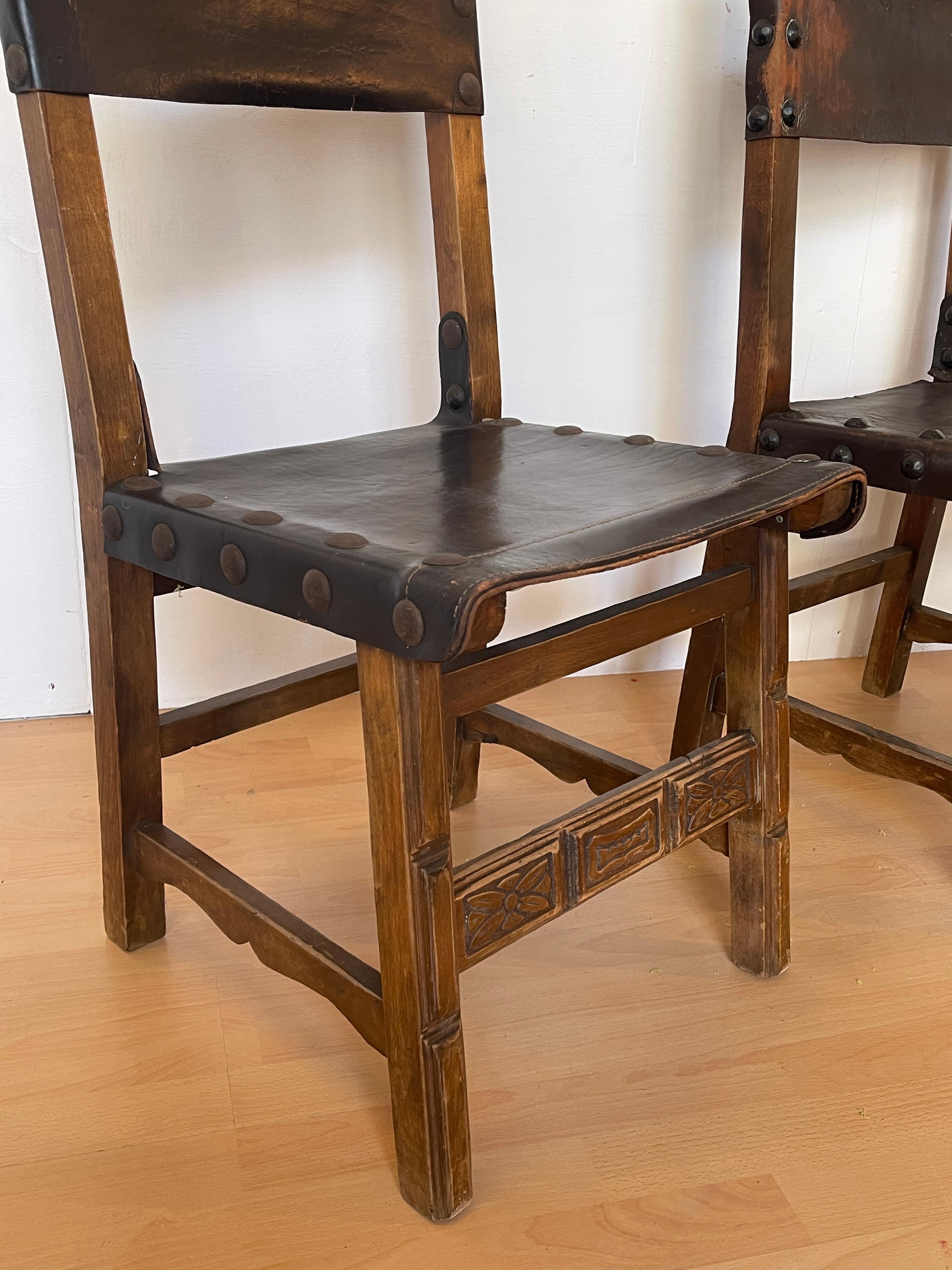 Nativo americano Coppia di sedie in legno e pelle in stile naturale vintage anni '30 in vendita