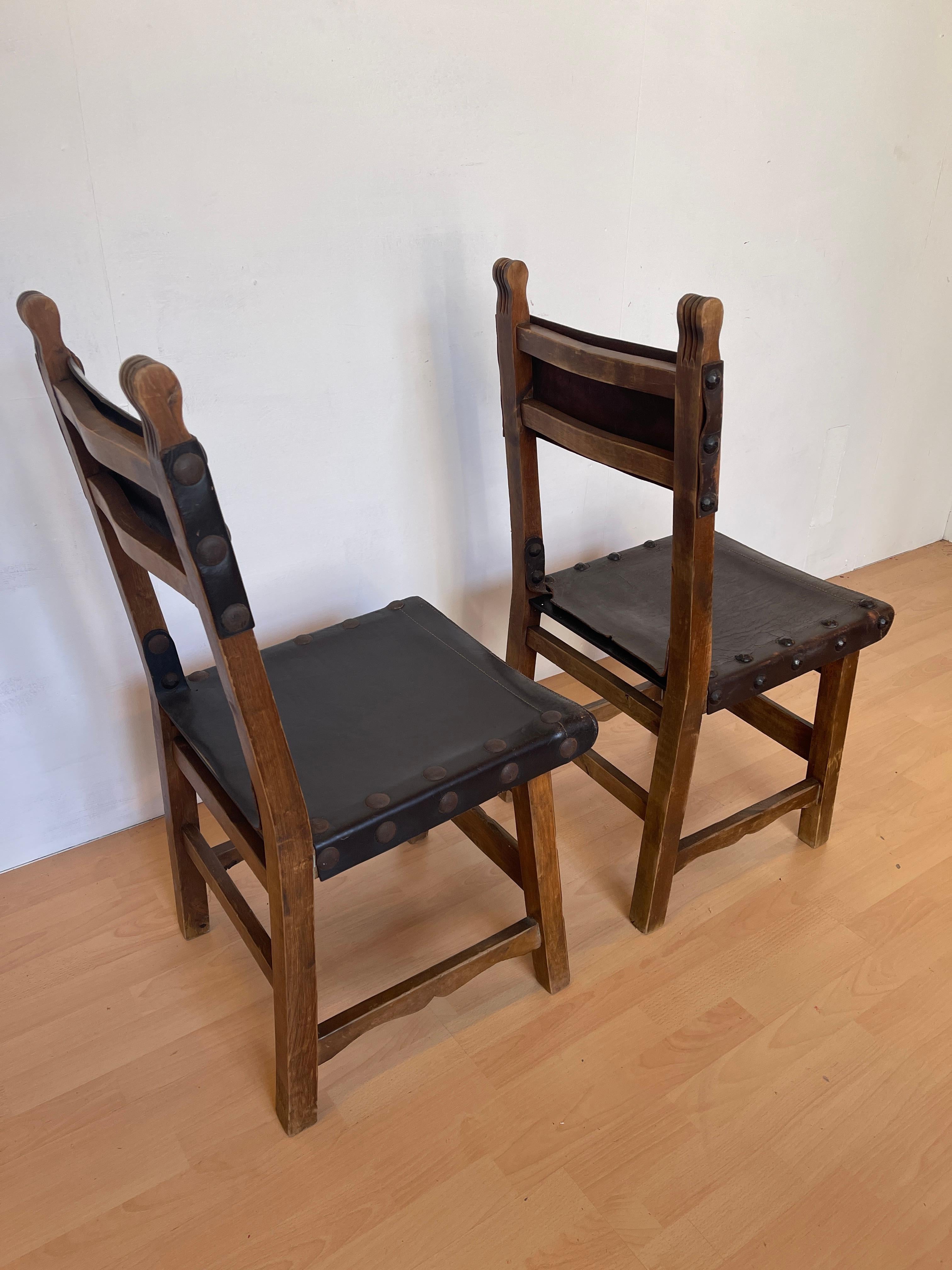 Pelle Coppia di sedie in legno e pelle in stile naturale vintage anni '30 in vendita