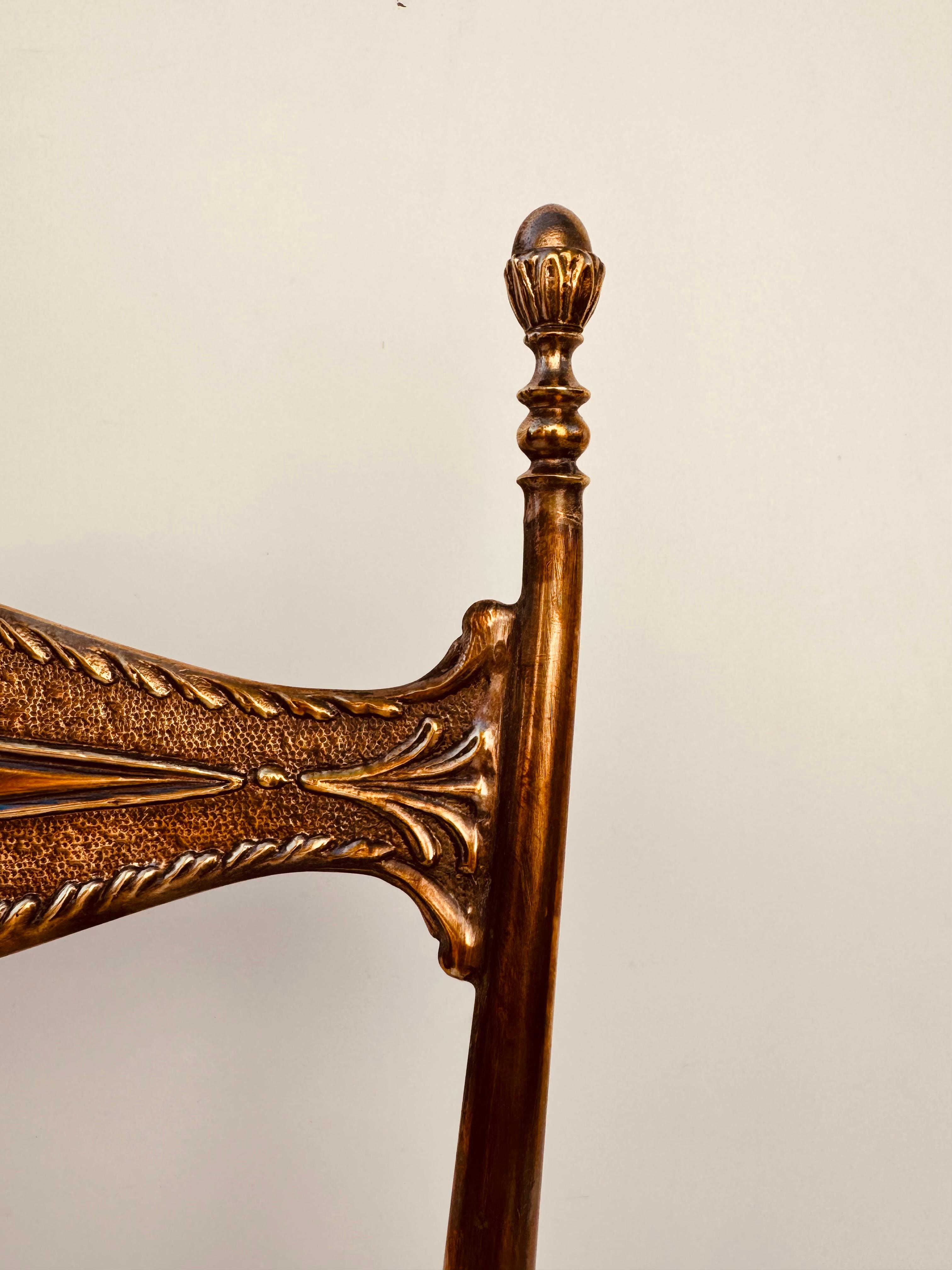 Coppia di Sedie in ottone, Made in Italy, Anni '50.
Bellissima coppia di sedie in ottone Made in Italy, Anni '50. L'oggetto è stato restaurato, la seduta è stata completamente ritappezzata con velluto tipo bouclè colore bianco. Le condizioni sono