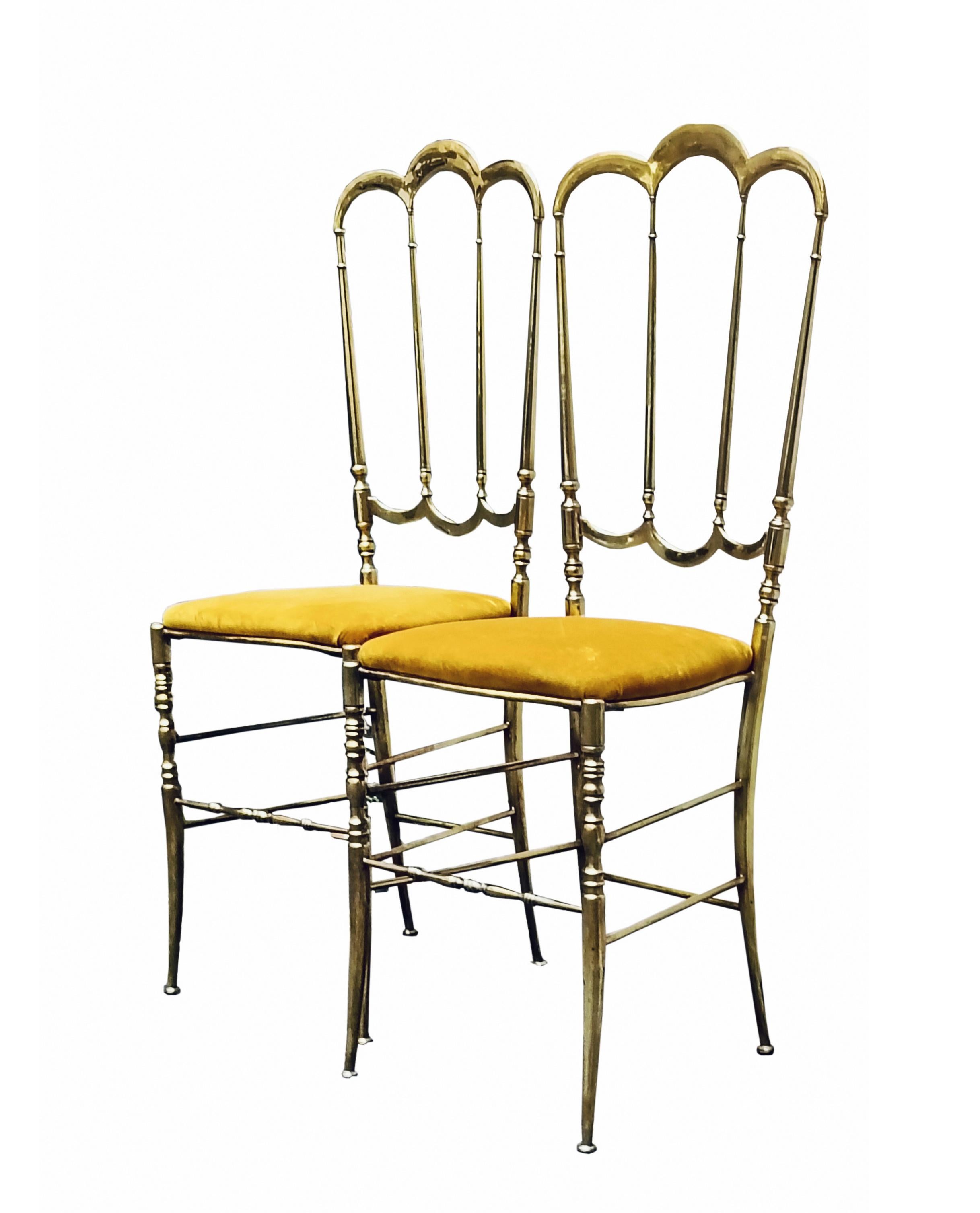 Schöne Chiavari-Stühle aus Messing, trendy in der Designwelt.   Schön die  messing-Patina. Das Modell 