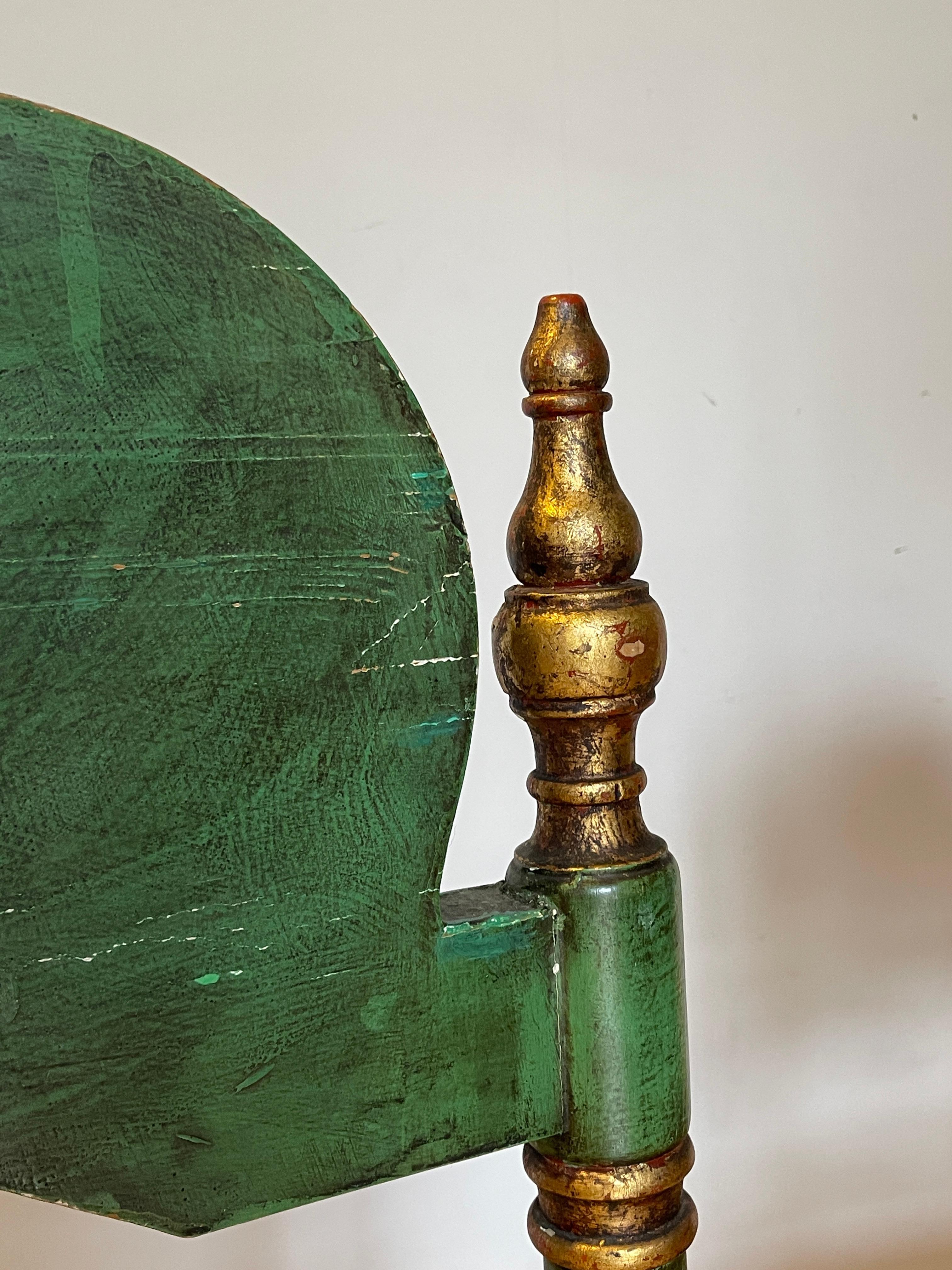 Paar grün-goldene Stühle im neoklassischen Stil mit Strohsitzen, 1940er Jahre im Angebot 3