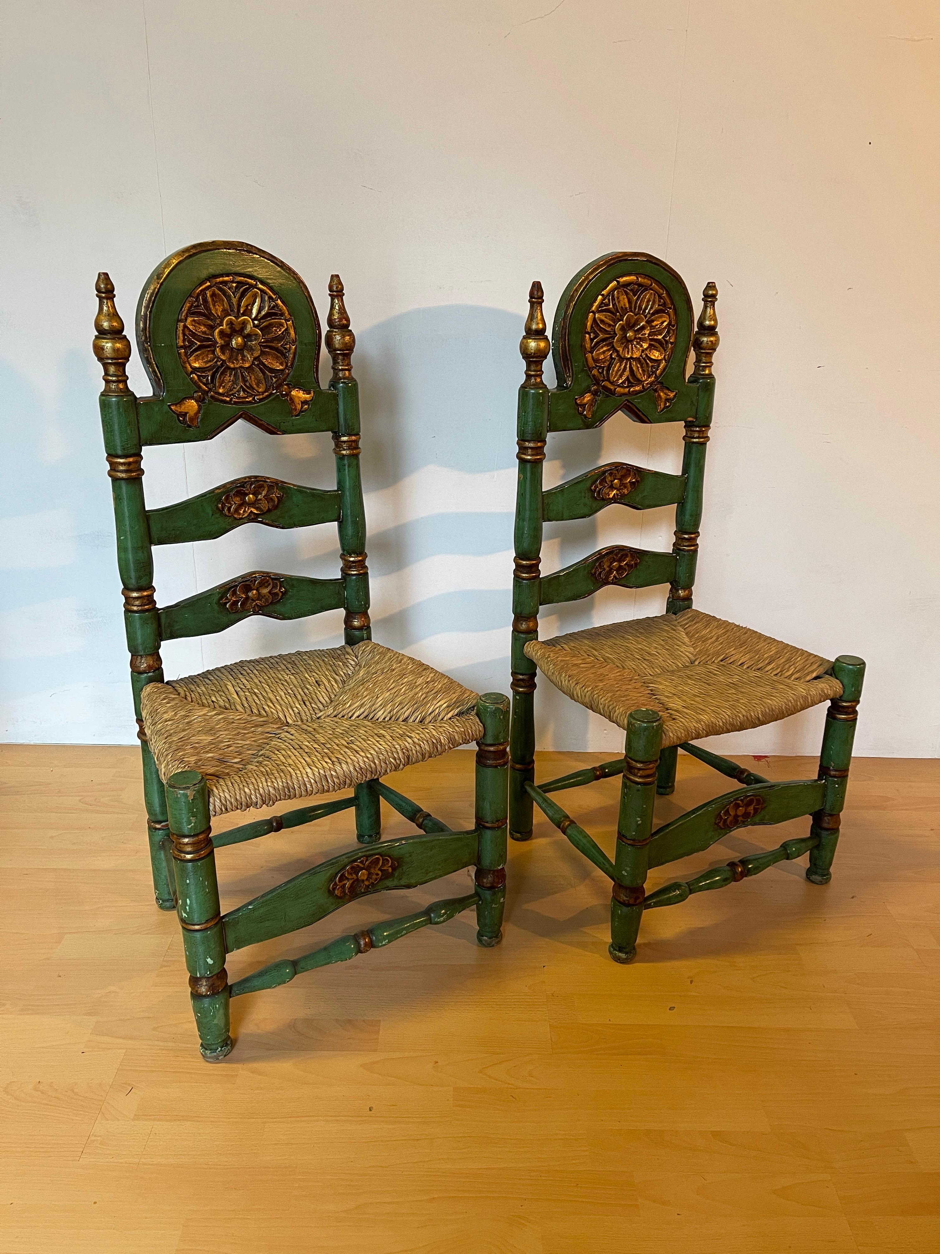 Paar grün-goldene Stühle im neoklassischen Stil mit Strohsitzen, 1940er Jahre im Angebot 4