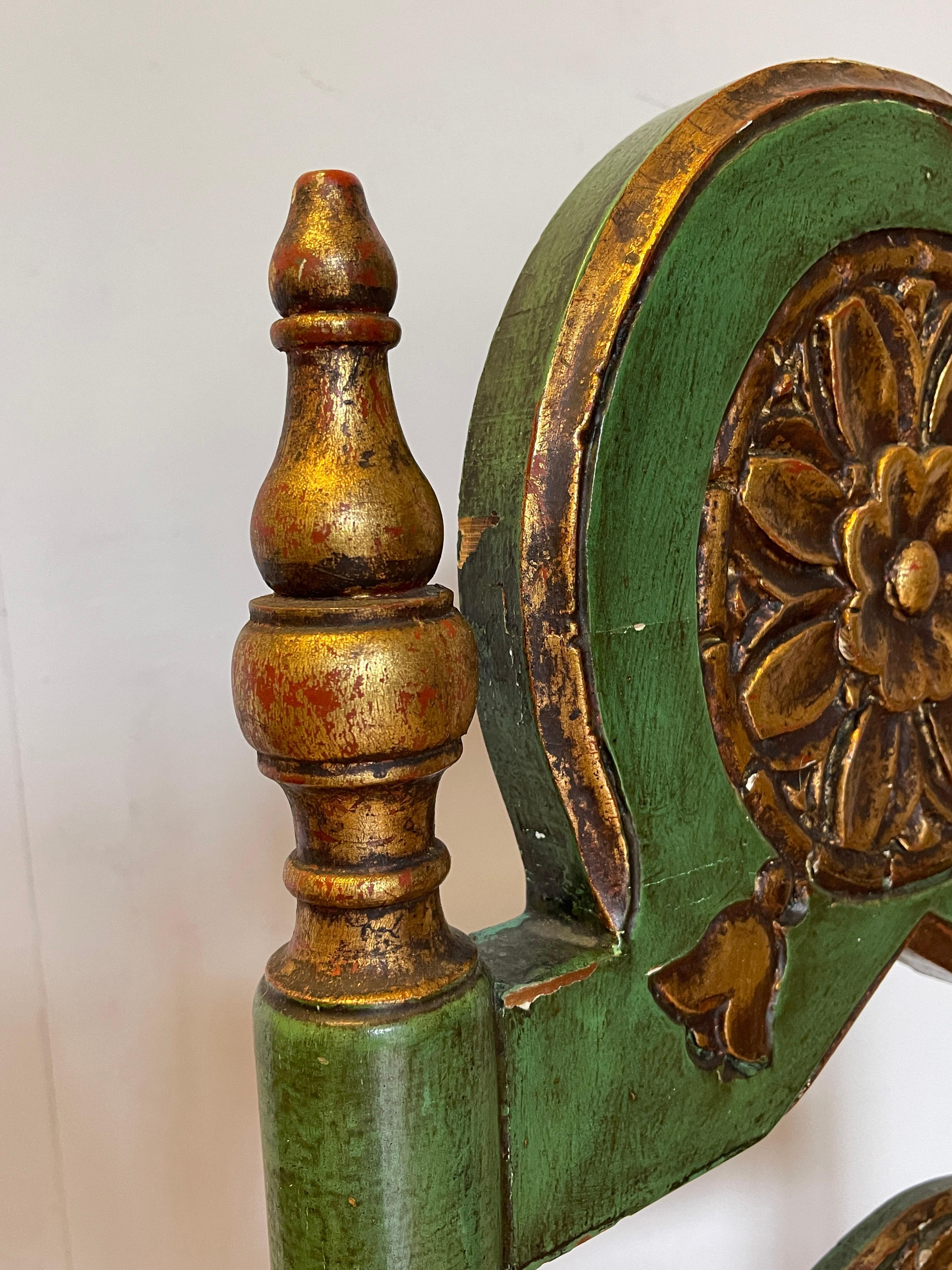 Paar grün-goldene Stühle im neoklassischen Stil mit Strohsitzen, 1940er Jahre (Neoklassisches Revival) im Angebot