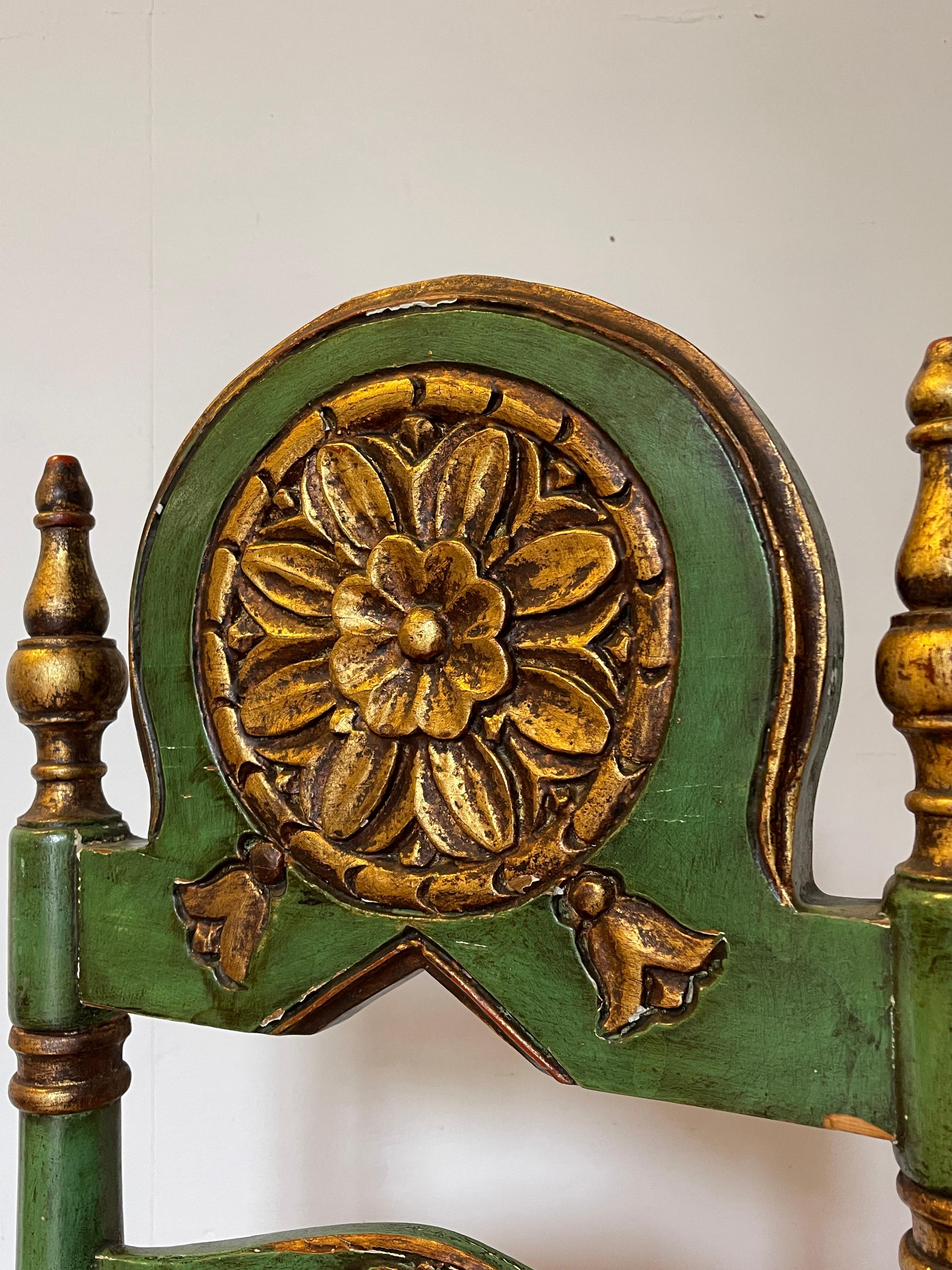 Paar grün-goldene Stühle im neoklassischen Stil mit Strohsitzen, 1940er Jahre (Italian) im Angebot