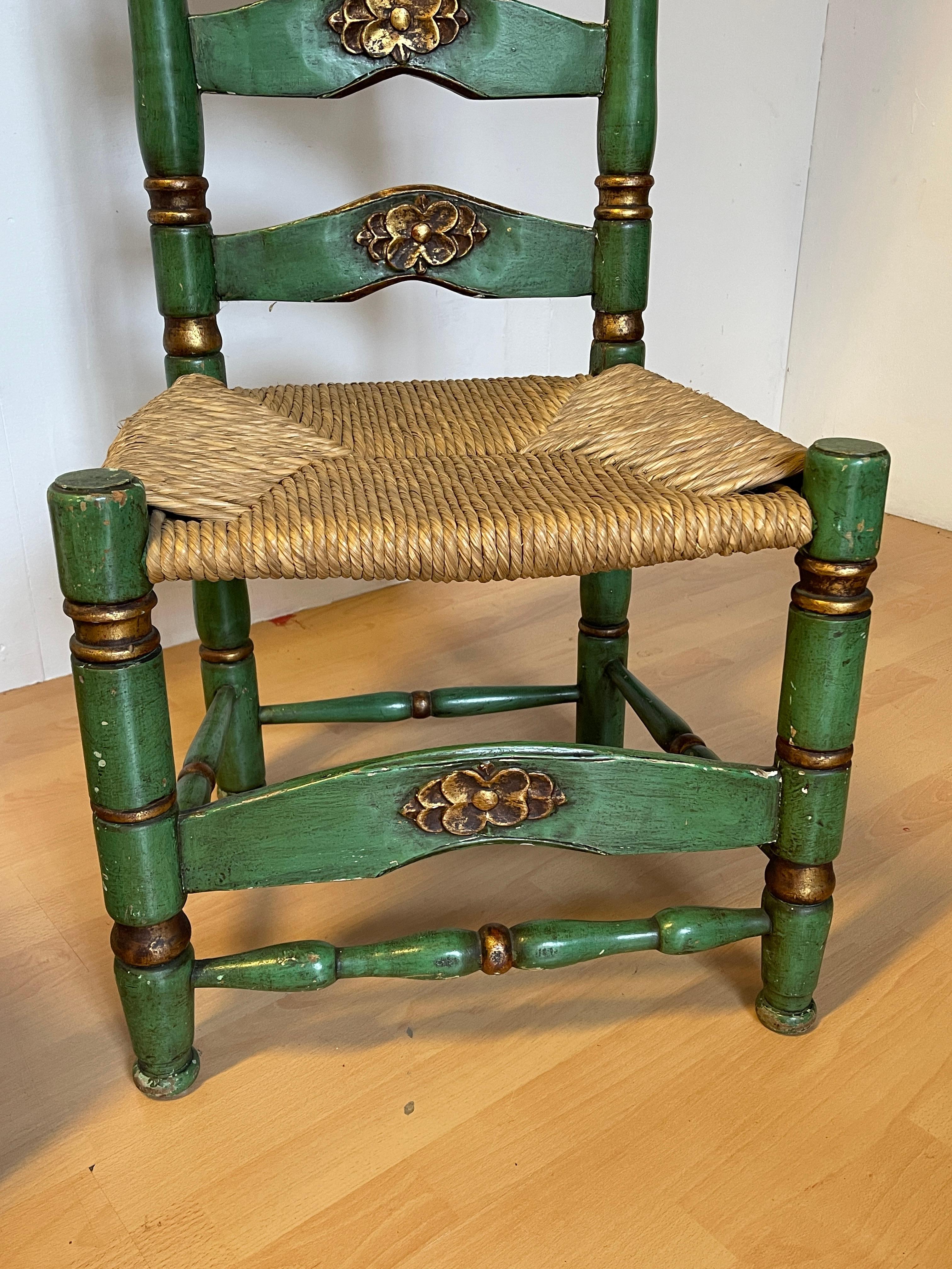 Paar grün-goldene Stühle im neoklassischen Stil mit Strohsitzen, 1940er Jahre (Handgefertigt) im Angebot