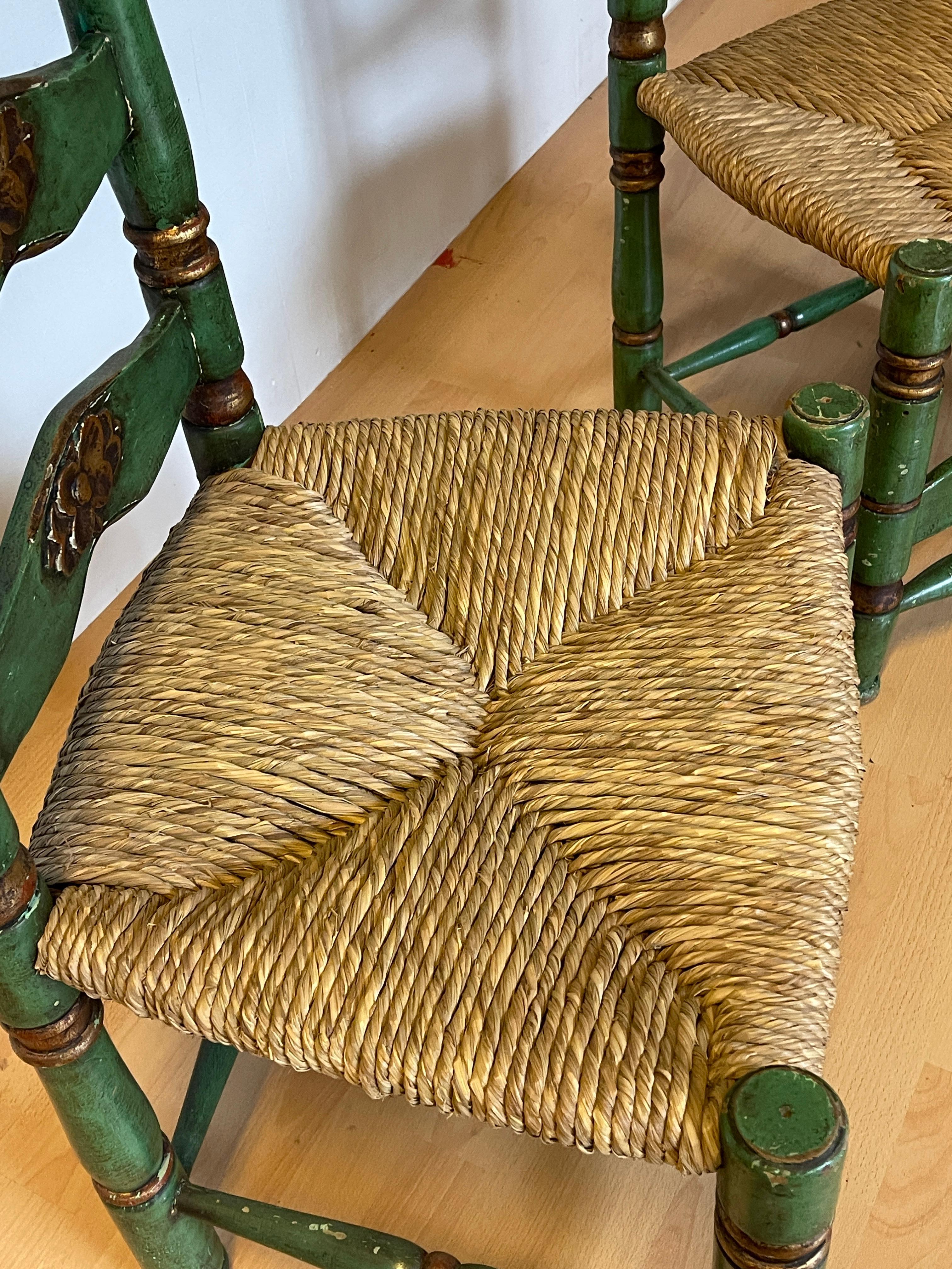 Paar grün-goldene Stühle im neoklassischen Stil mit Strohsitzen, 1940er Jahre (20th Century) im Angebot