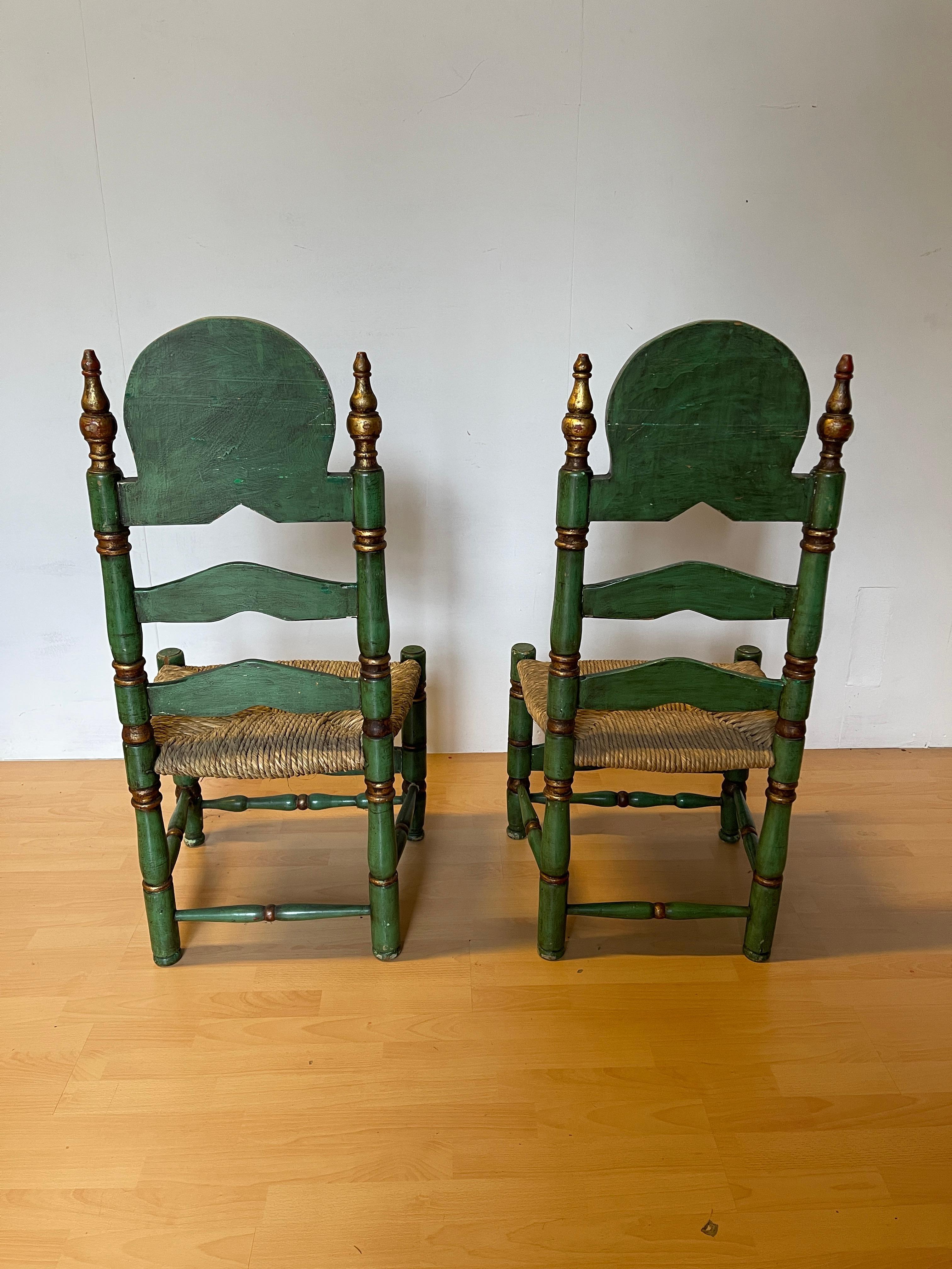 Paar grün-goldene Stühle im neoklassischen Stil mit Strohsitzen, 1940er Jahre im Angebot 1
