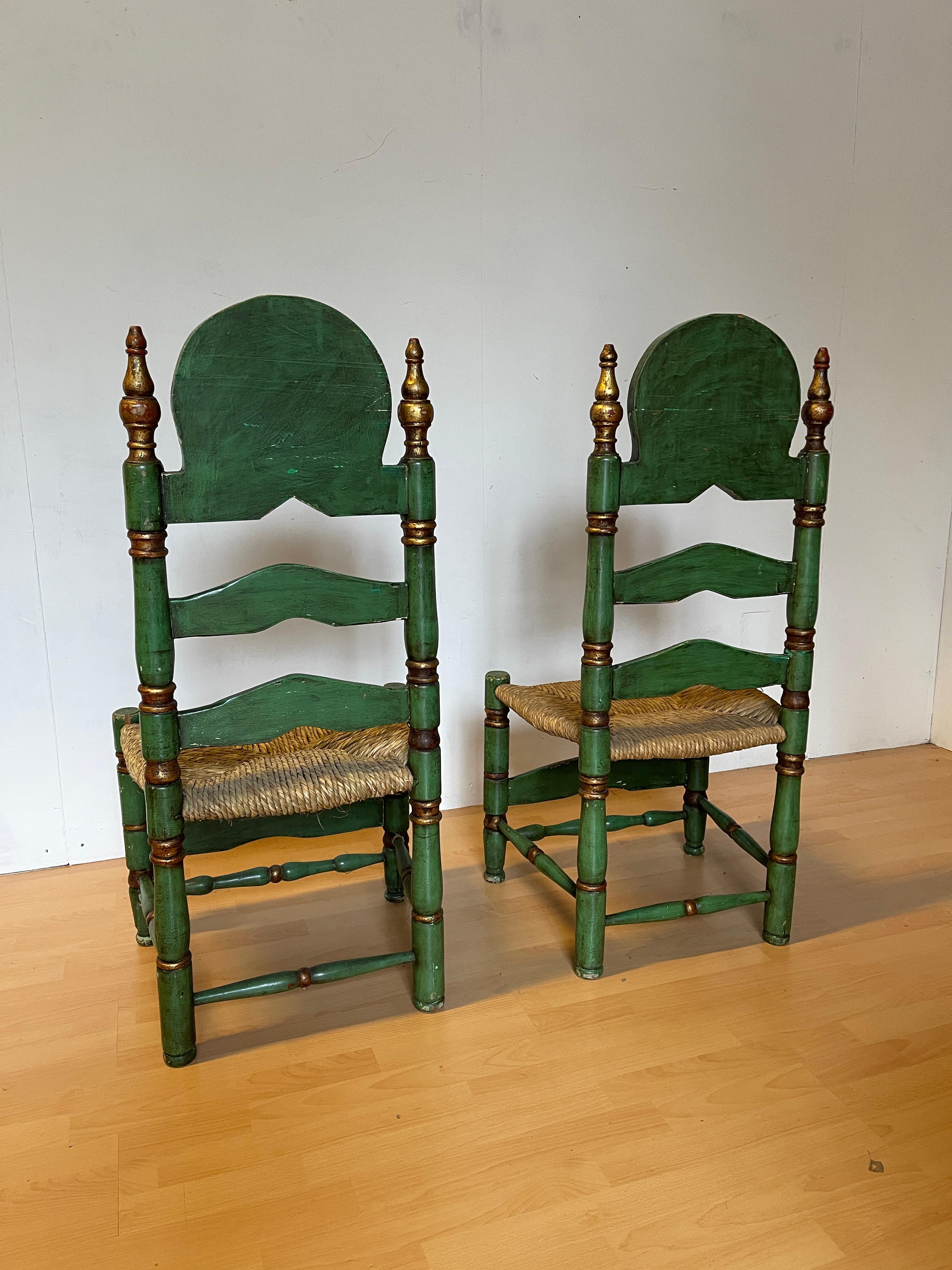 Paar grün-goldene Stühle im neoklassischen Stil mit Strohsitzen, 1940er Jahre im Angebot 2