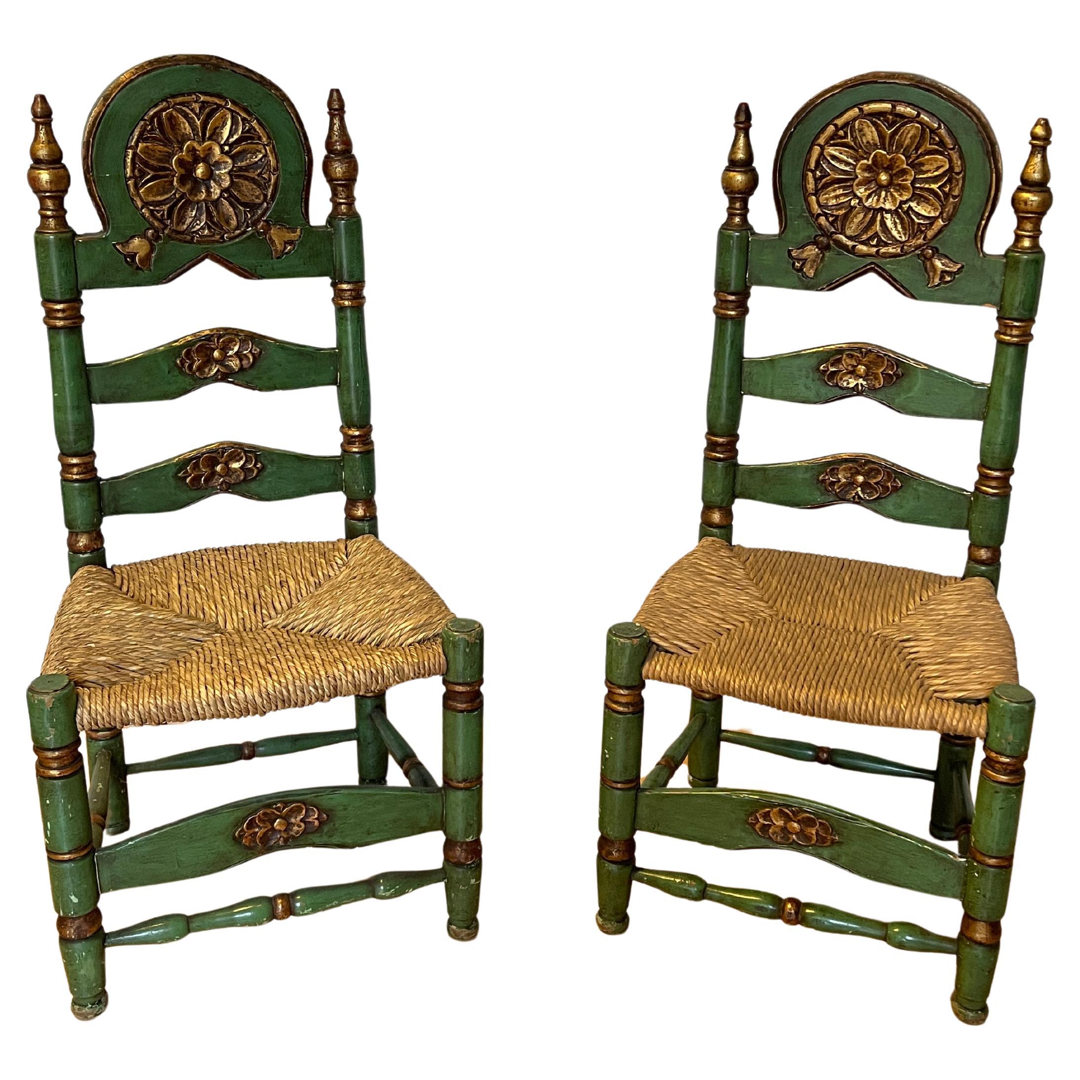 Paar grün-goldene Stühle im neoklassischen Stil mit Strohsitzen, 1940er Jahre im Angebot