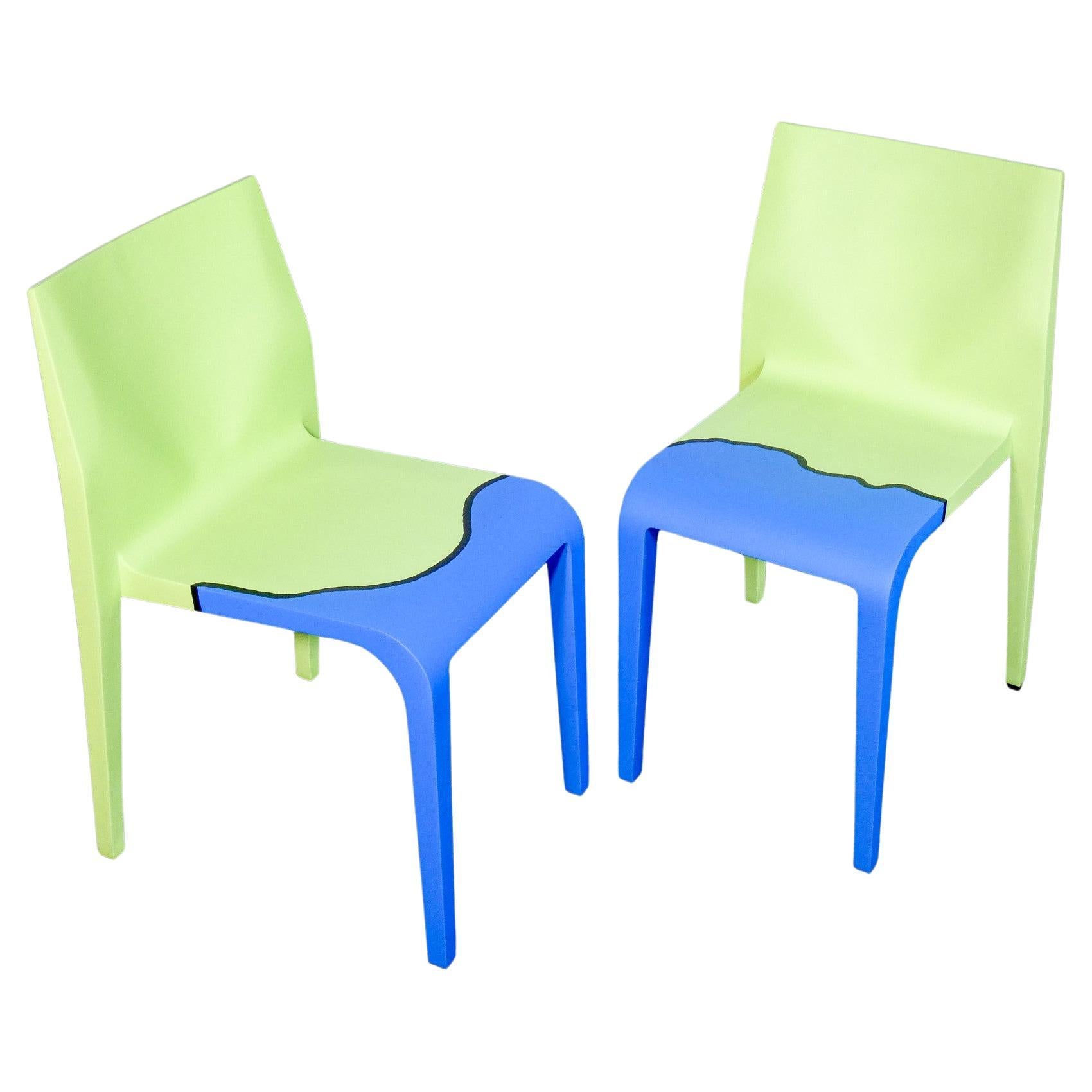 Ein Paar Laleggera-Stühle, Teil des Werks "Mezzoterra Mezzomare" von PISTOLETTO