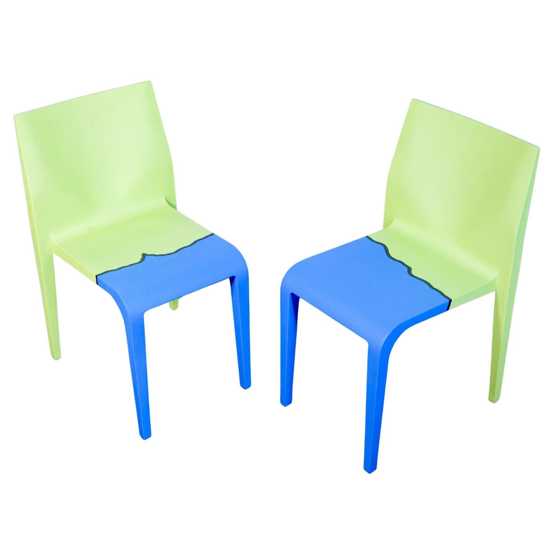 Ein Paar Laleggera-Stühle, Teil des Werks "Mezzoterra Mezzomare" von PISTOLETTO