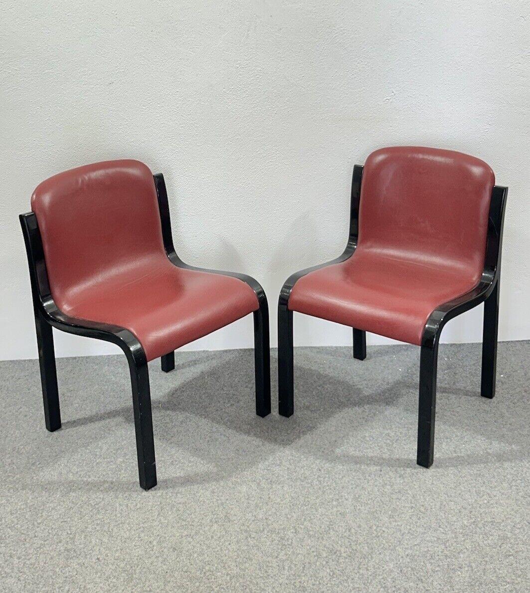 Paar Mito Stühle Carlo Bartoli Tisettanta modernes Design.


Gestell aus schwarz lackiertem Holz, Sitz und Rückenlehne aus burgunderfarbenem Leder.

Der Artikel ist in einem guten konservativen Zustand, nur leichte und offensichtliche Spuren der
