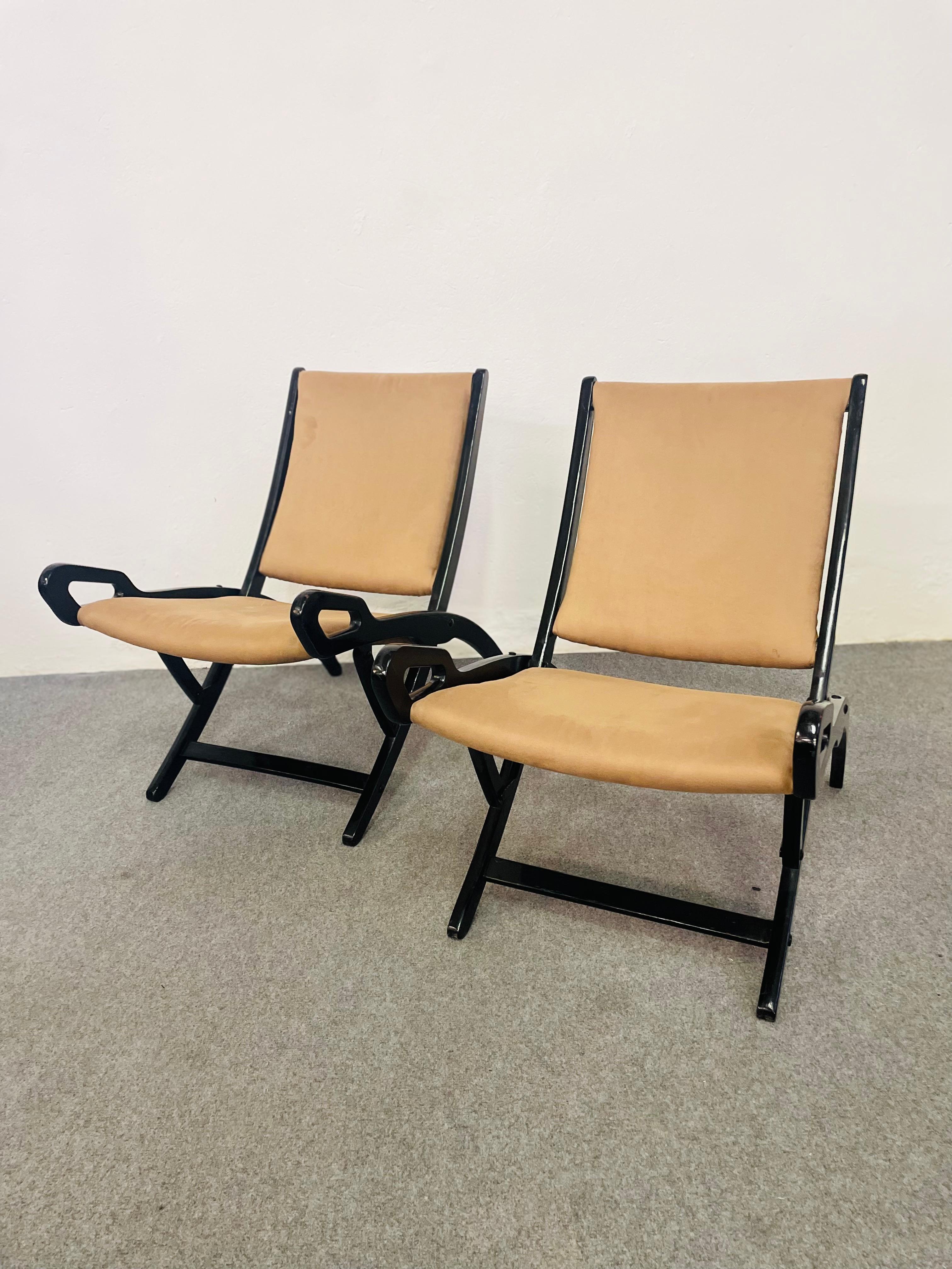 Paar Klappstühle Modell Ninfea
designer Gio Ponti, Reguitti Produktion 
Italien, 1950er Jahre
71x80x49 cm. (jeder)
material, Holz, beiger Polsterstoff und Messing.
Bibliographie: Domus, Nr. 348, November 1958; Nr. 349 Dezember 1958; Novità, Nr. 91,