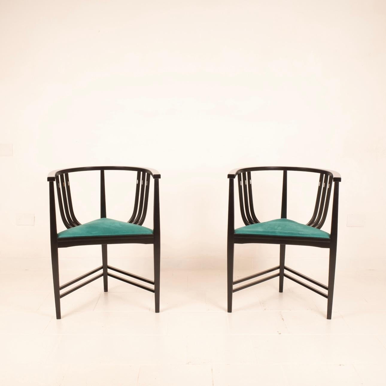 Stupenda coppia di sedie riedizione delle iconiche sedie Liberty del Maestro Ernest Archibald Taylor.
Realizzate negli anni 80 in frassino nero con dettagli in intarsio di madreperla, con tre gambe e seduta triangolare, sono un omaggio ad uno dei