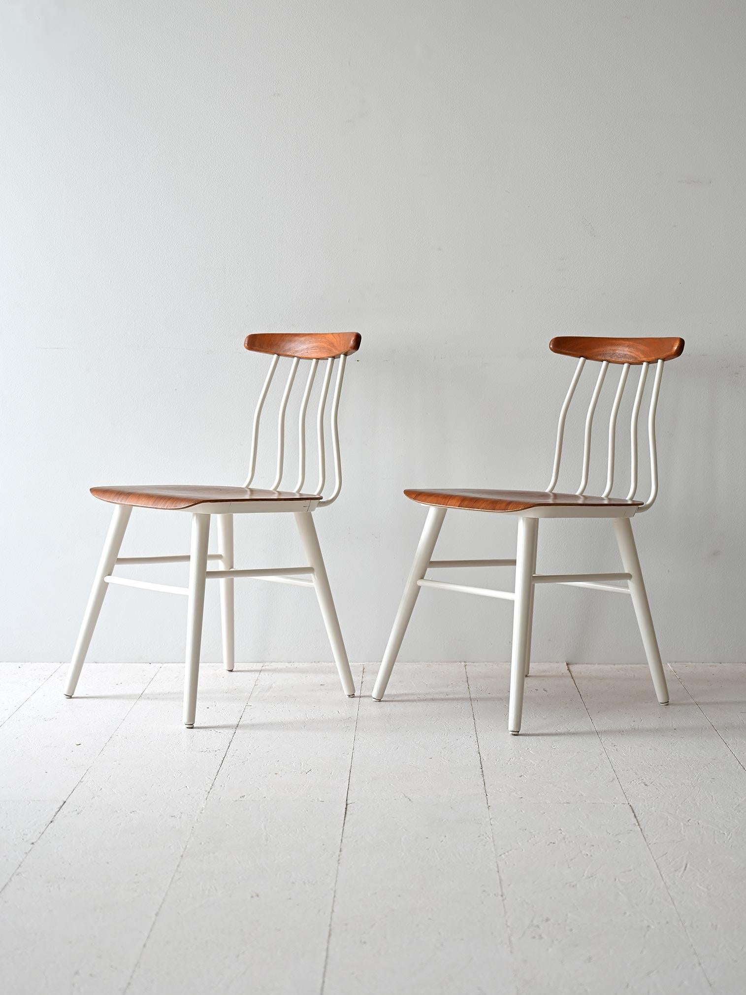 Scandinave moderne Paire de chaises nordiques en bois en vente