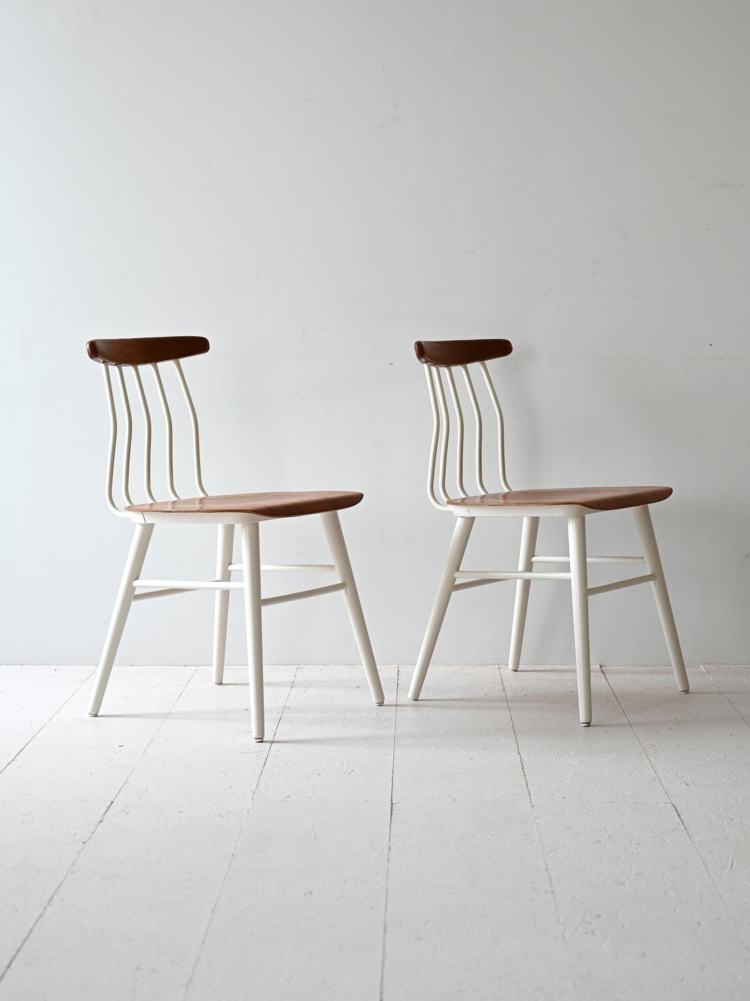 Scandinavian Paire de chaises nordiques en bois en vente