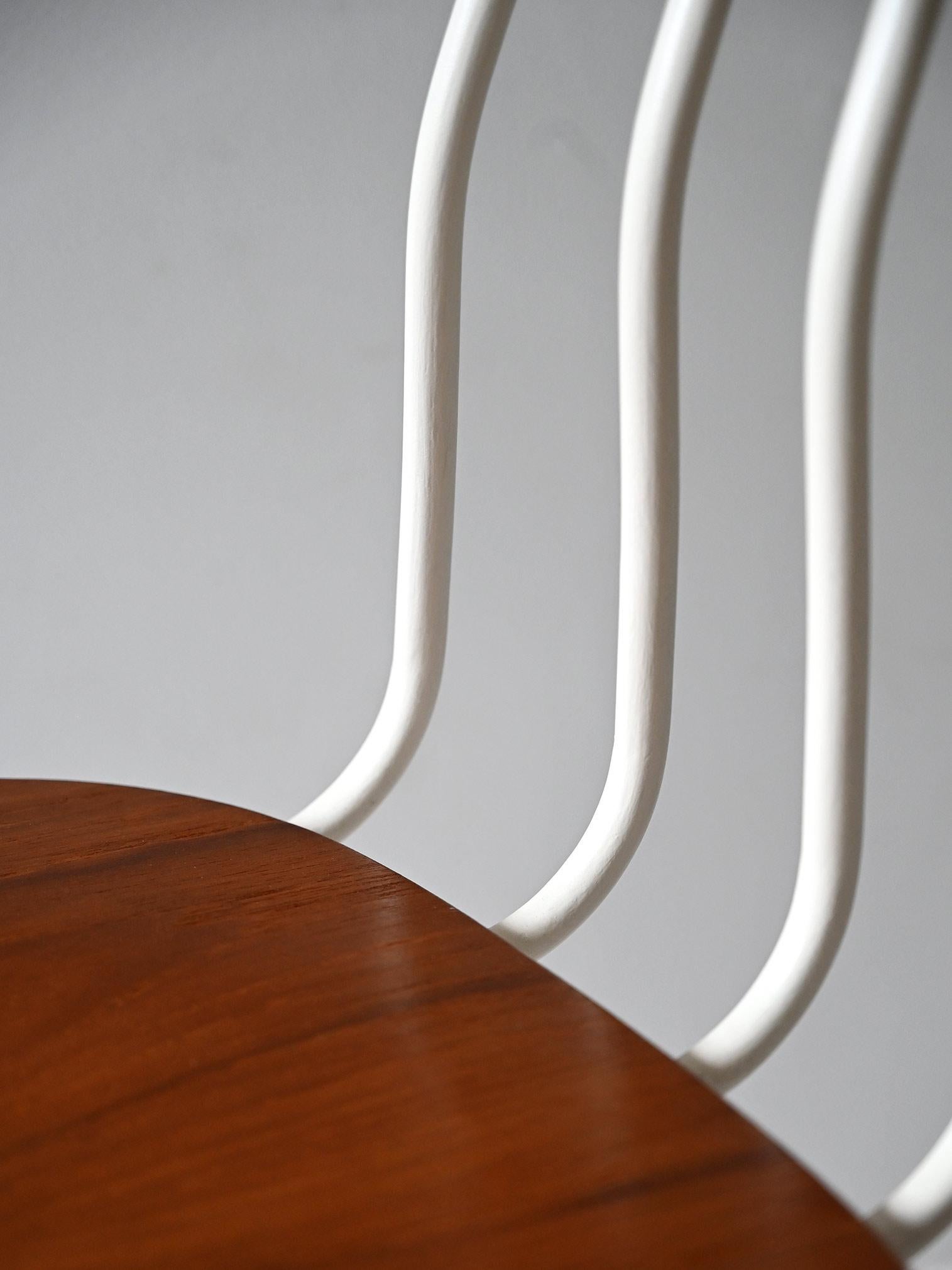 Bois Paire de chaises nordiques en bois en vente