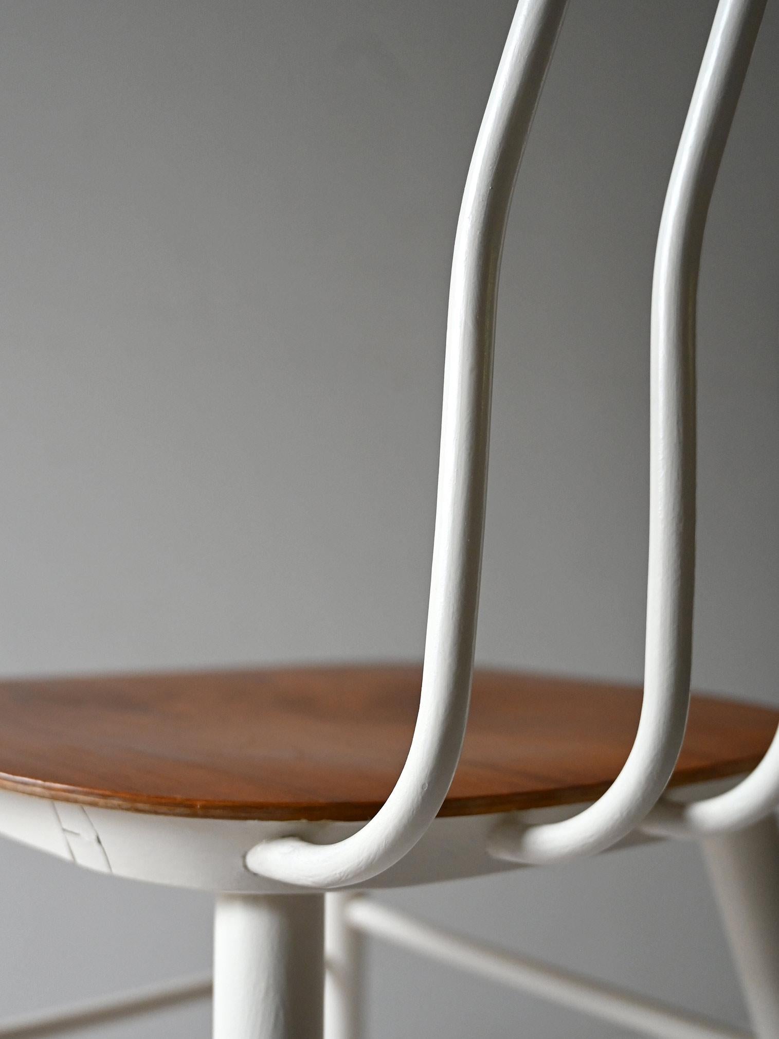 Paire de chaises nordiques en bois en vente 1