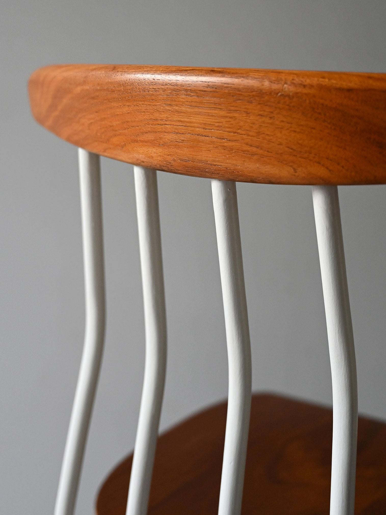Paire de chaises nordiques en bois en vente 2