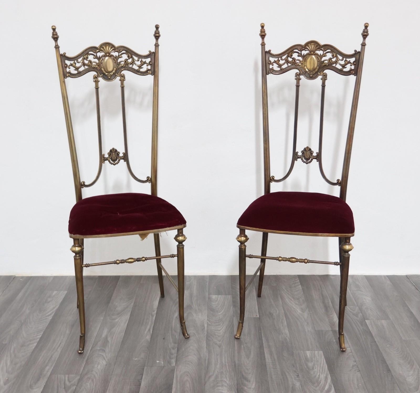 Elegante coppia di sedie in stile Pier Luigi Colli, iconiche del design Mid-Century italiano degli anni '50.

Le sedie presentano strutture in ottone dalla linea sinuosa e raffinata, tipica dell'estetica dell'epoca, e seduta rivestita in velluto